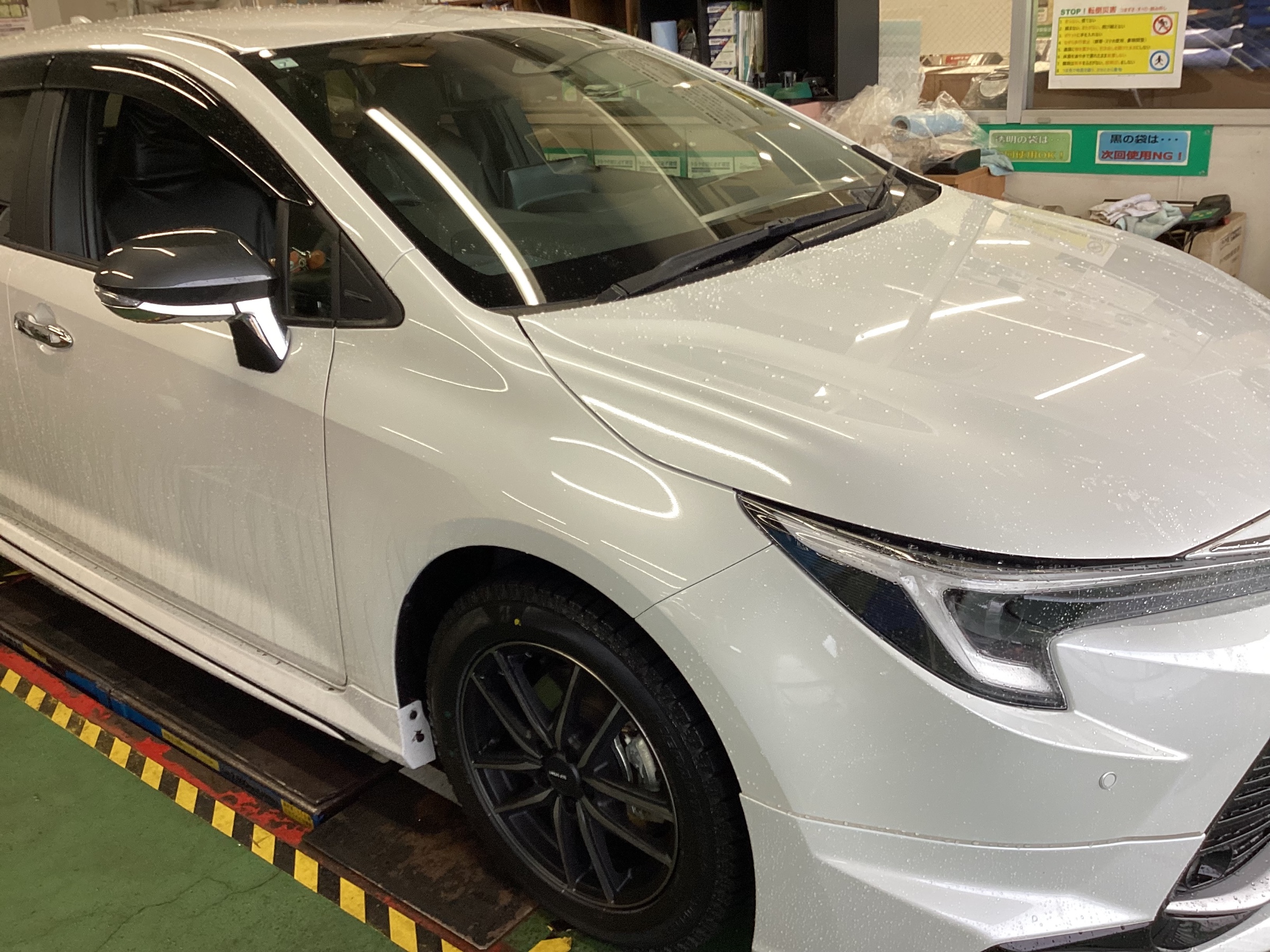 トヨタ・カローラツーリング タイヤホイールセット取り付け | 店舗お