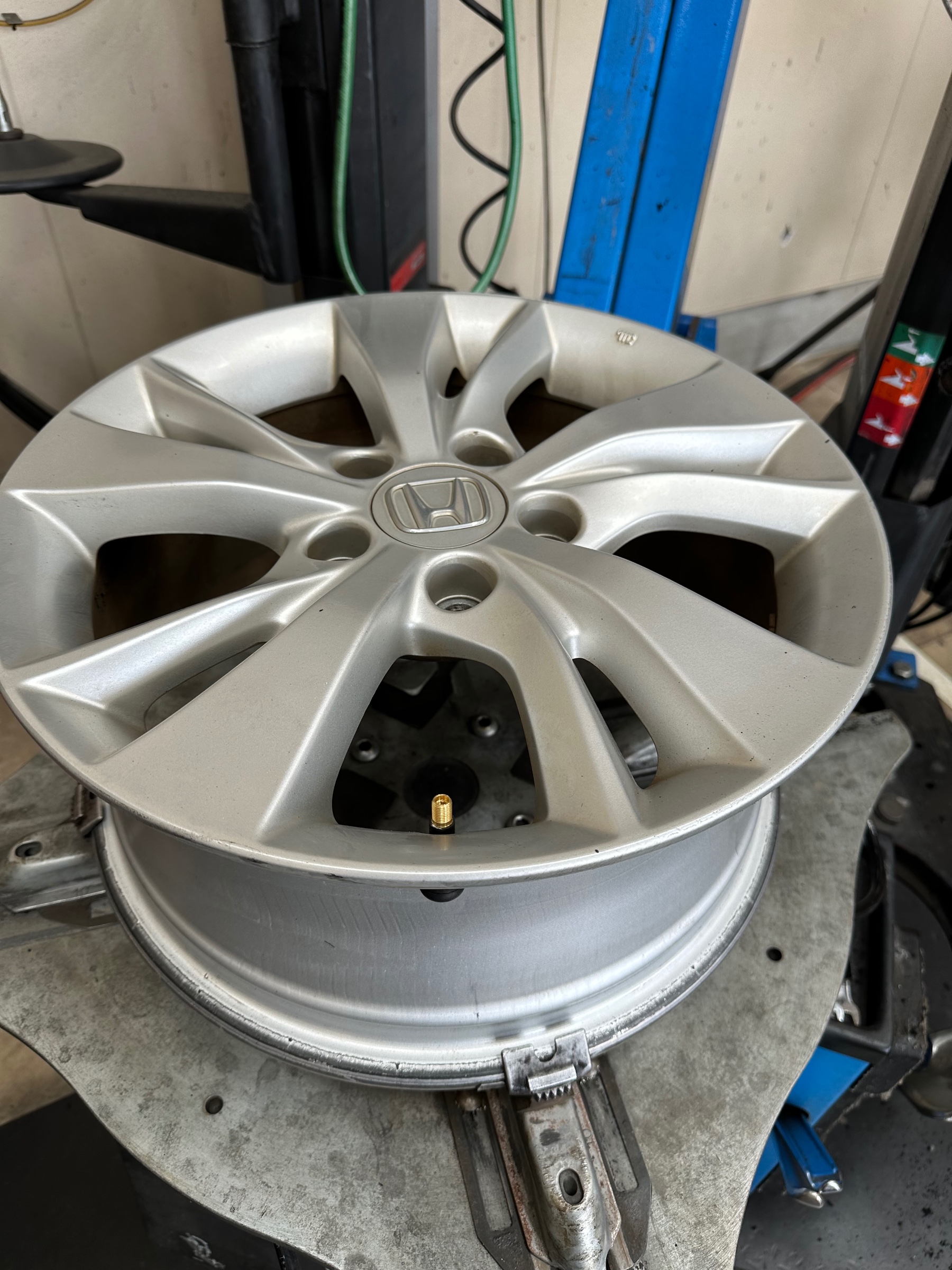 ホンダ ヴェゼル タイヤ4本交換 215/60R16 | 店舗おススメ情報 