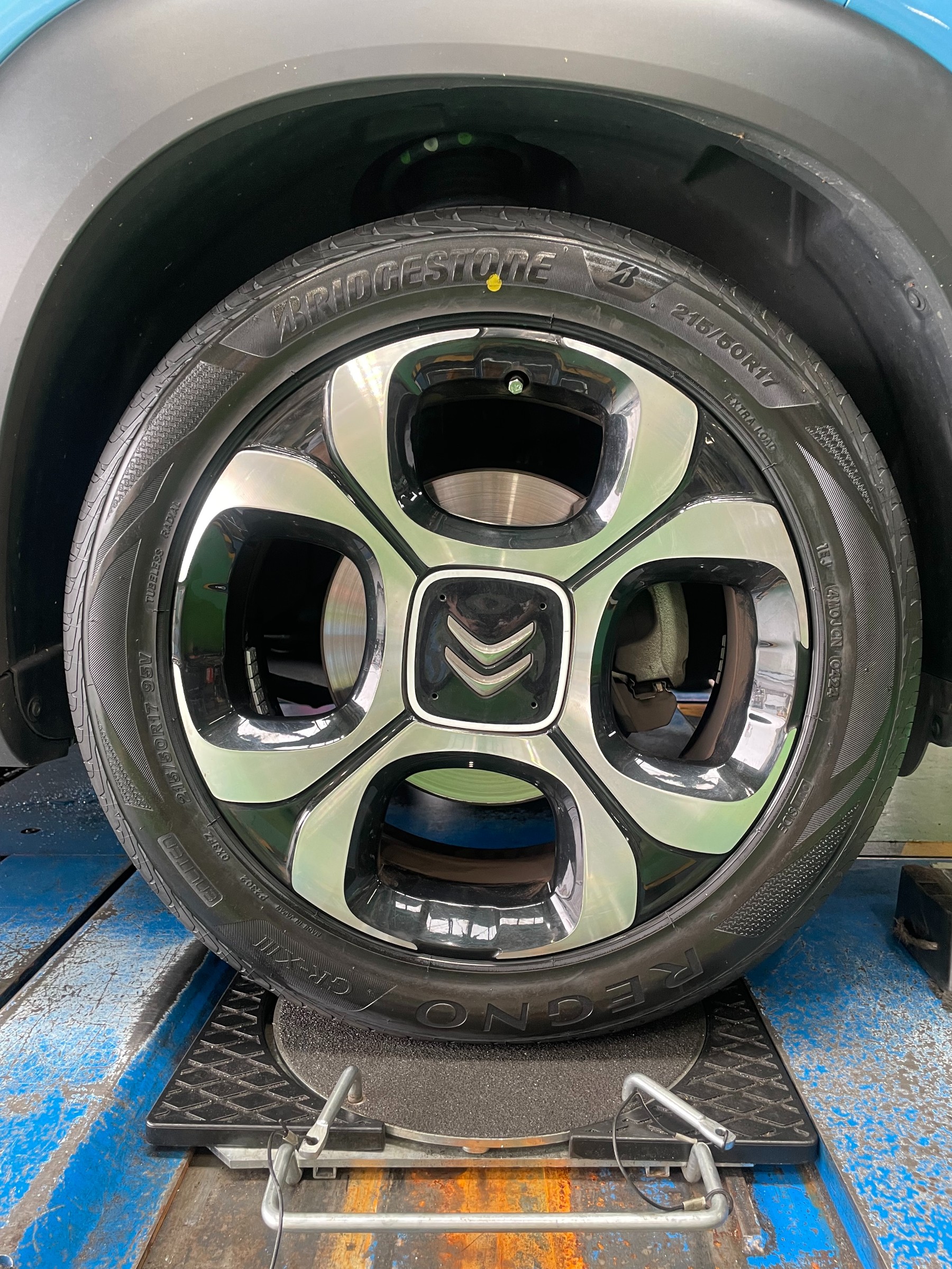 シトロエン C3 エアクロス【 タイヤ交換 】 輸入車も当店にお シトロエン C3 エアクロス【 タイヤ交換 】 輸入車も当店にお