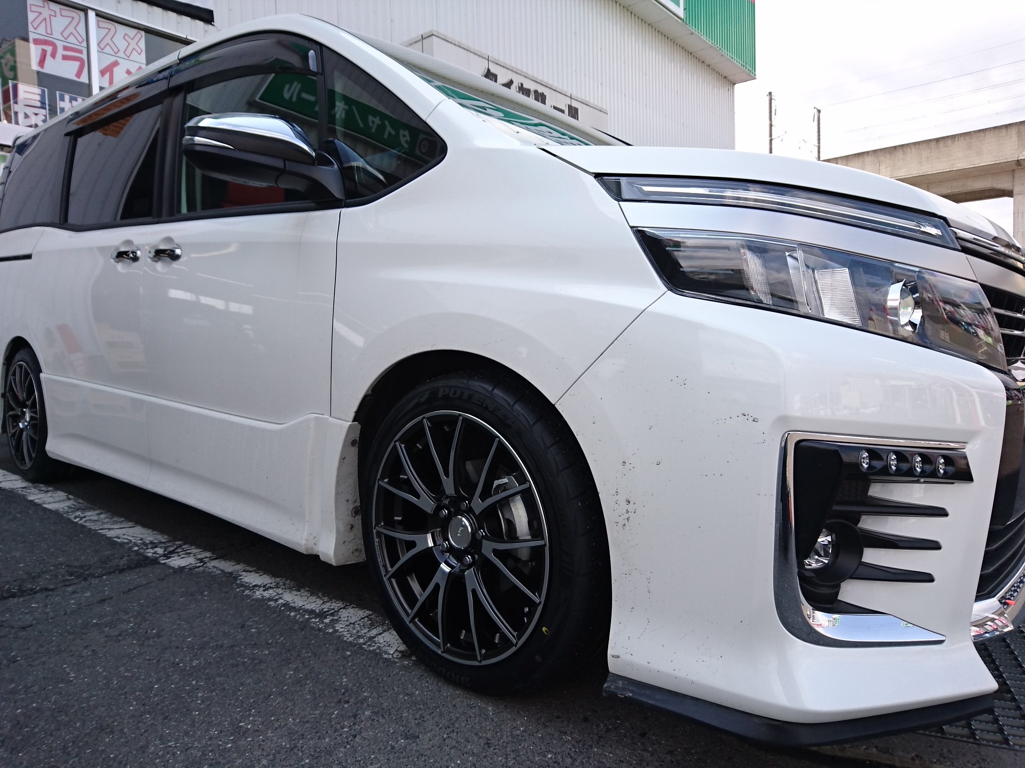 トヨタVOXYをスポーティーにインチアップ♪ | トヨタ ヴォクシー