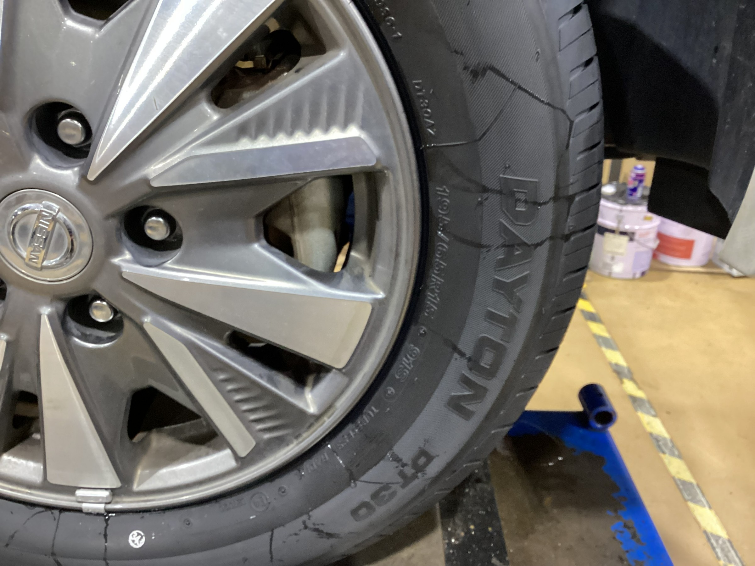 日産 セレナ DAYTON DT30 195/65R15 タイヤ交換！！ | 店舗お