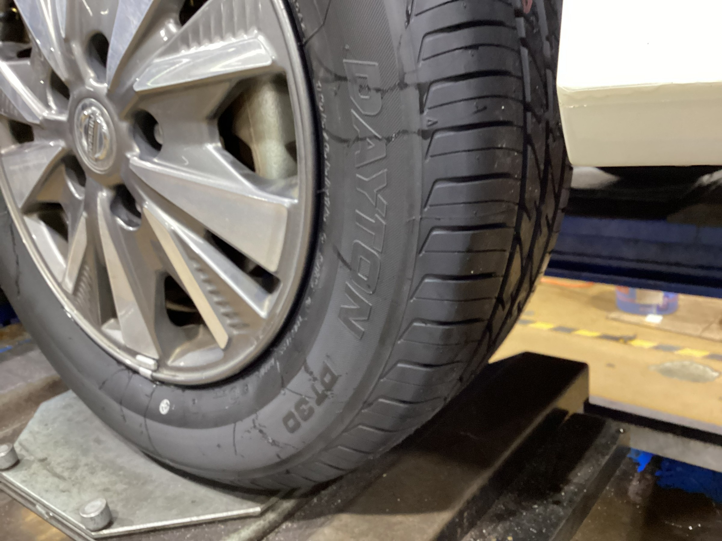 日産 セレナ DAYTON DT30 195/65R15 タイヤ交換！！ | 店舗お