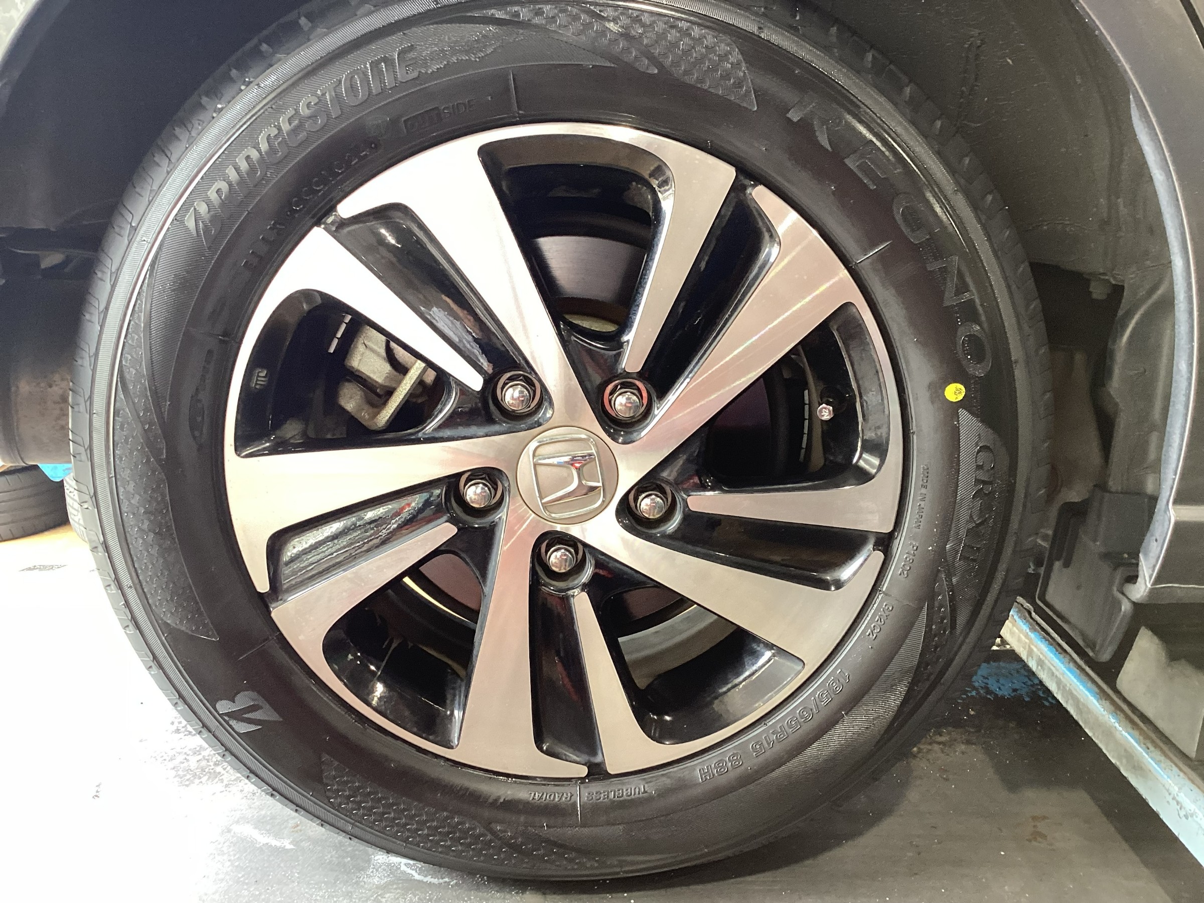 HONDA フリード REGNO GR-XⅡ 185/65R15 タイヤ交換！！！ | 店舗お