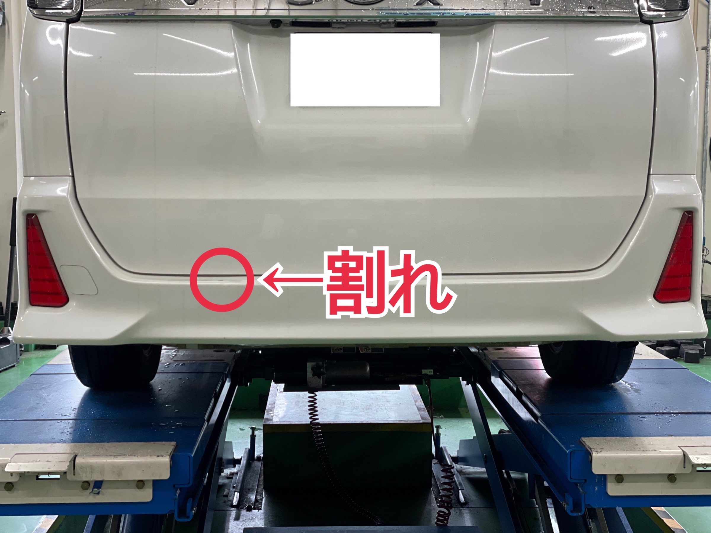 タイヤ館加古川　トヨタ ヴォクシー ZRR80W　リアバンパー　交換前