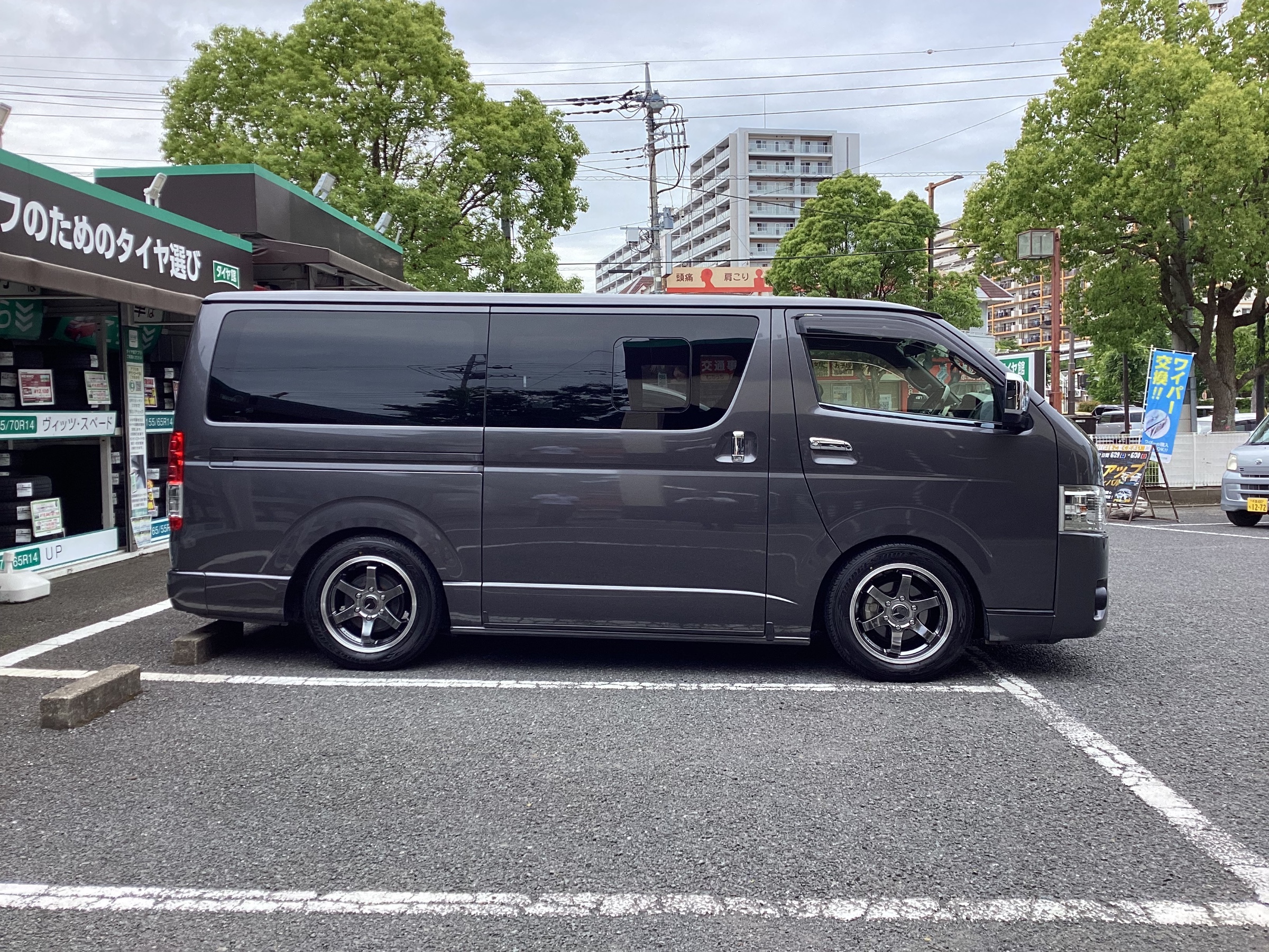 TOYOTA／200系ハイエース】のホイール交換作業 | 店舗おススメ