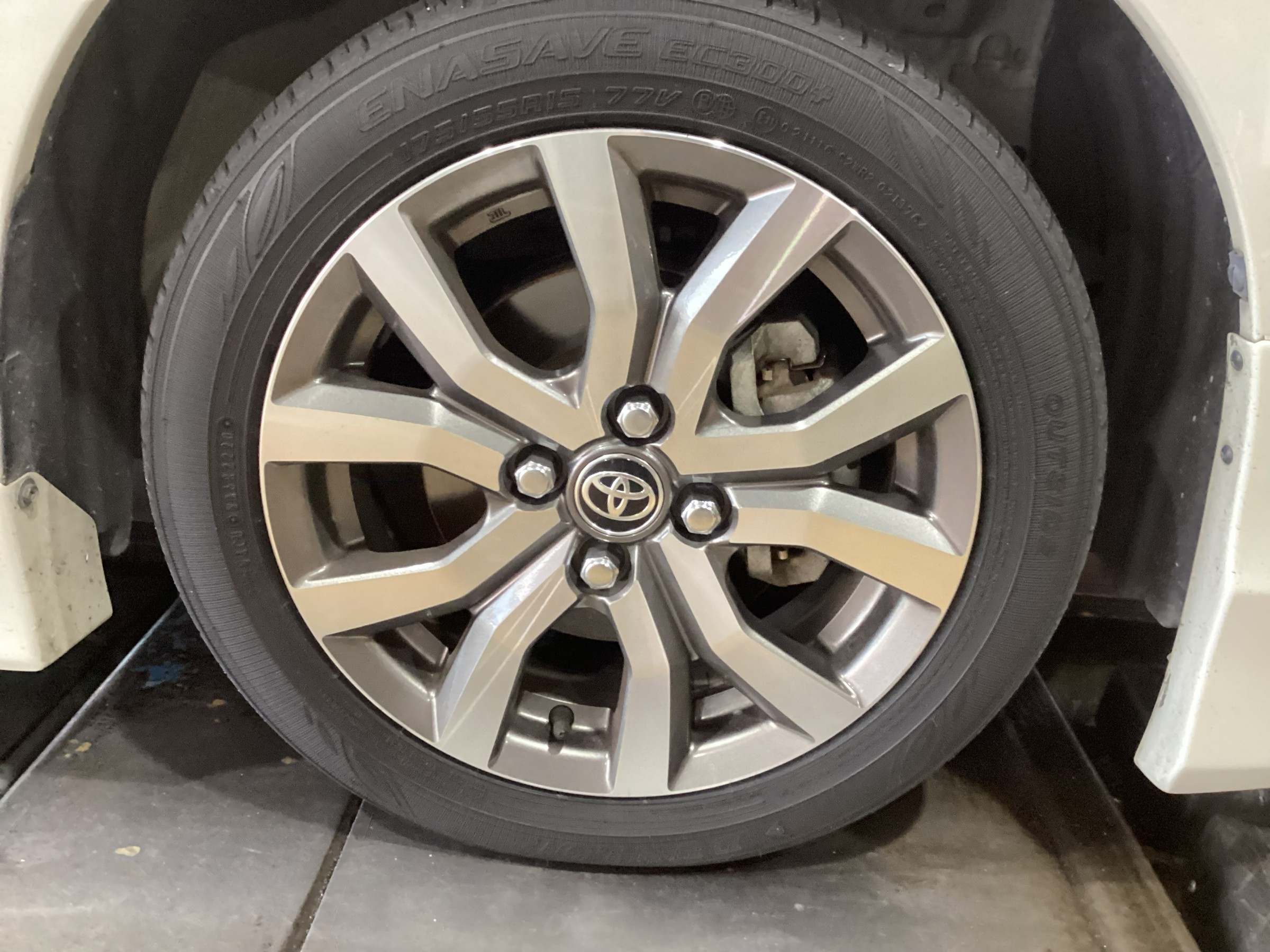 TOYOTA ROOMY ECOPIA NH200c 175/55R15 タイヤ交換！！！ | 店舗お