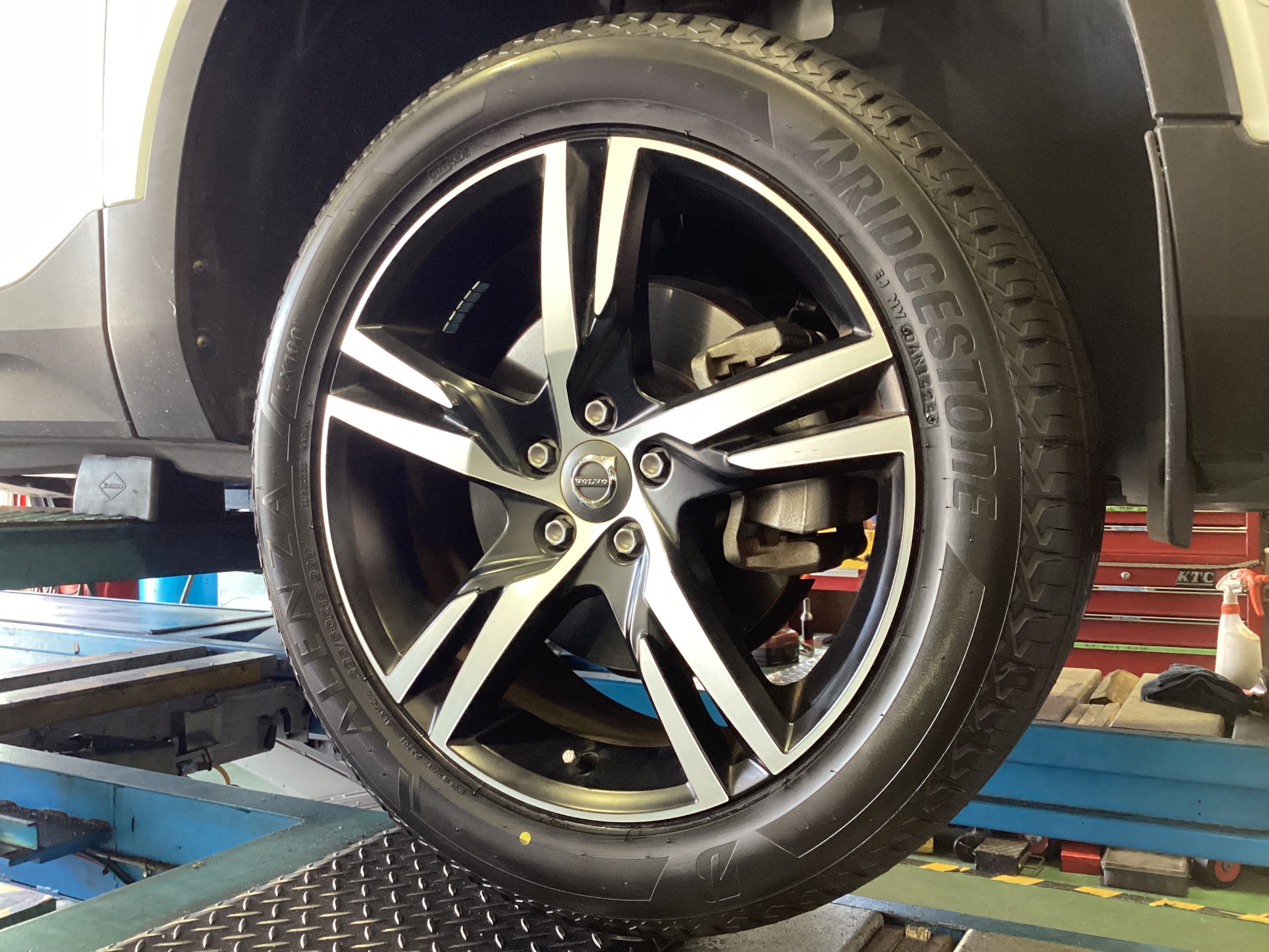 作業事例】「ボルボ・XC40」 夏用タイヤ交換作業（ブリヂストン ALENZA