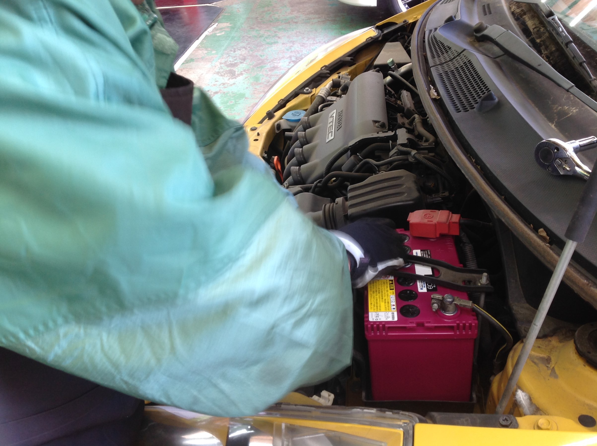 バッテリー交換 2年以上お使いのバッテリーは点検しましょう ホンダ フィット メンテナンス商品 その他 無料安全点検 サービス事例 タイヤ館 東船橋 千葉県のタイヤ カー用品ショップ タイヤからはじまる トータルカーメンテナンス タイヤ館グループ