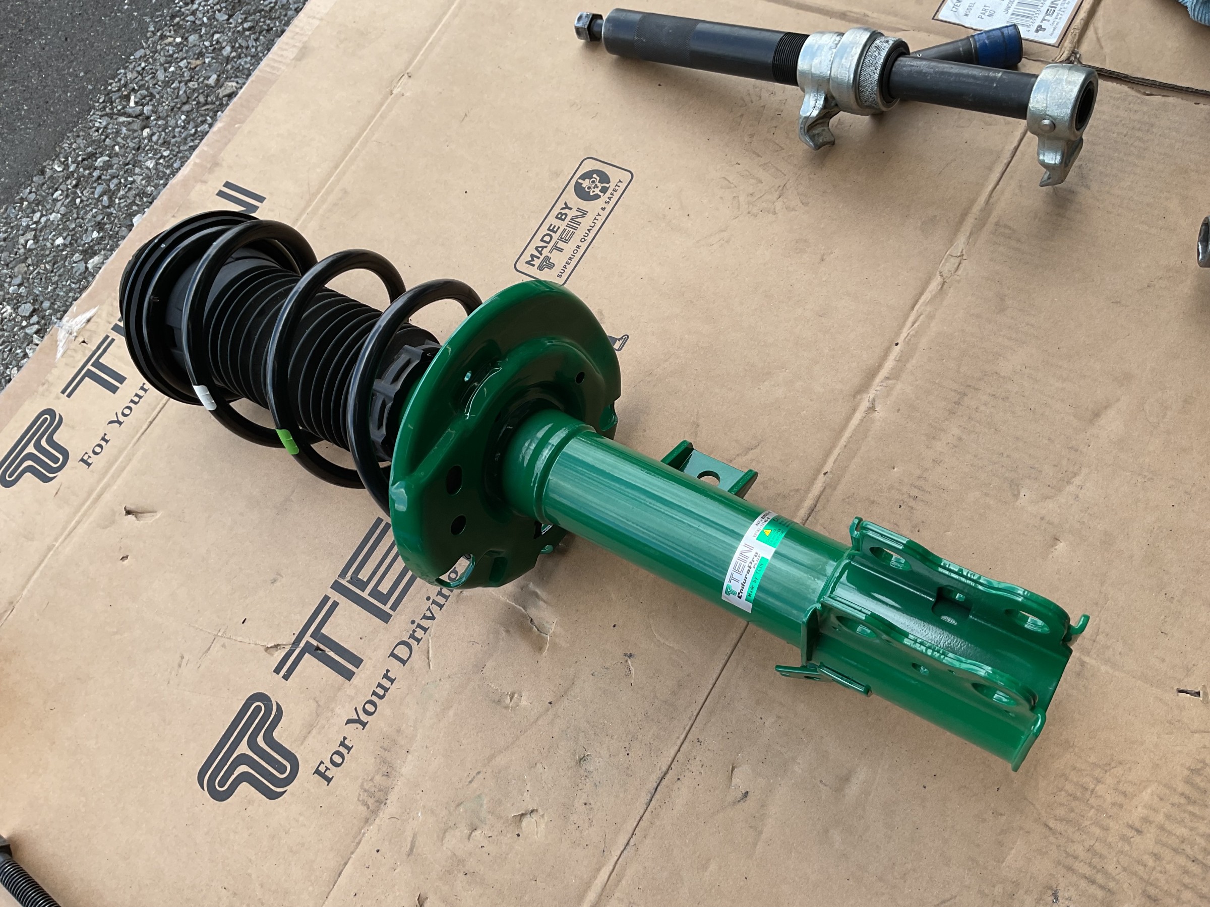 トヨタMXPB10型カローラクロス、ショックアブソーバー交換