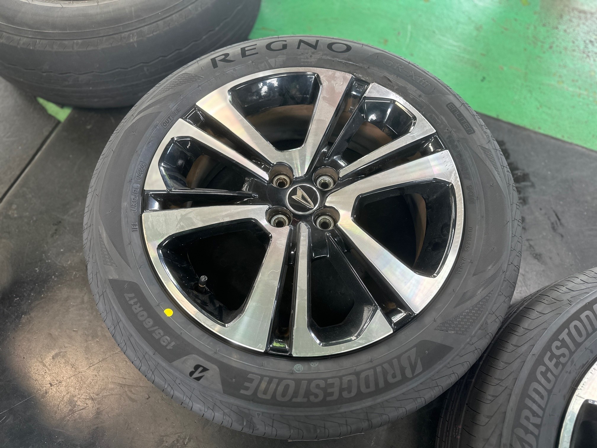 新車取外し ライズ ロッキータイヤ25年13週DUNLOP 195/65R16 GP2