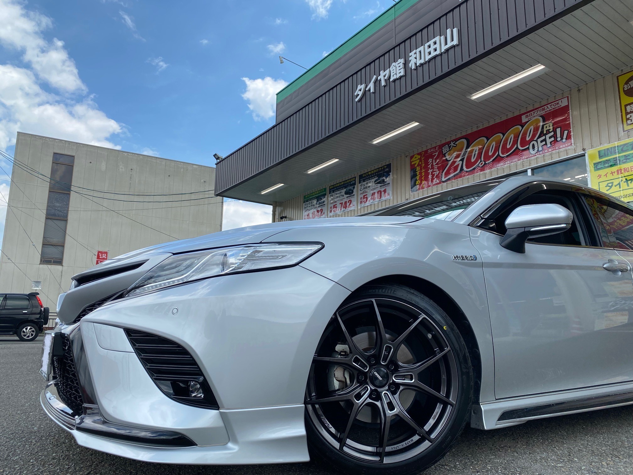 トヨタ カムリにタイヤホイールセットで新調！ | 店舗おススメ