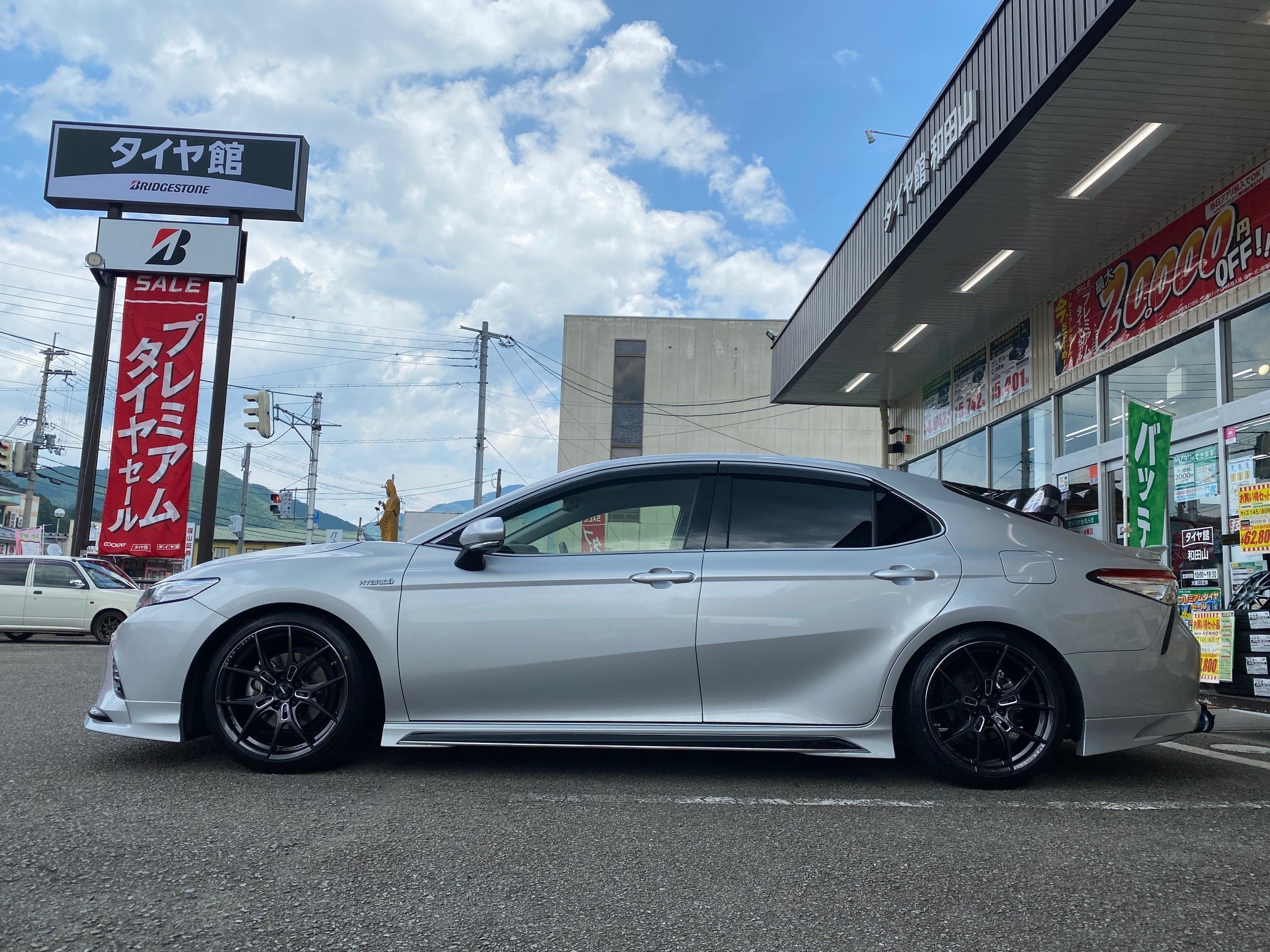 トヨタ カムリにタイヤホイールセットで新調! | 店舗おススメ トヨタ カムリにタイヤホイールセットで新調! | 店舗おススメ