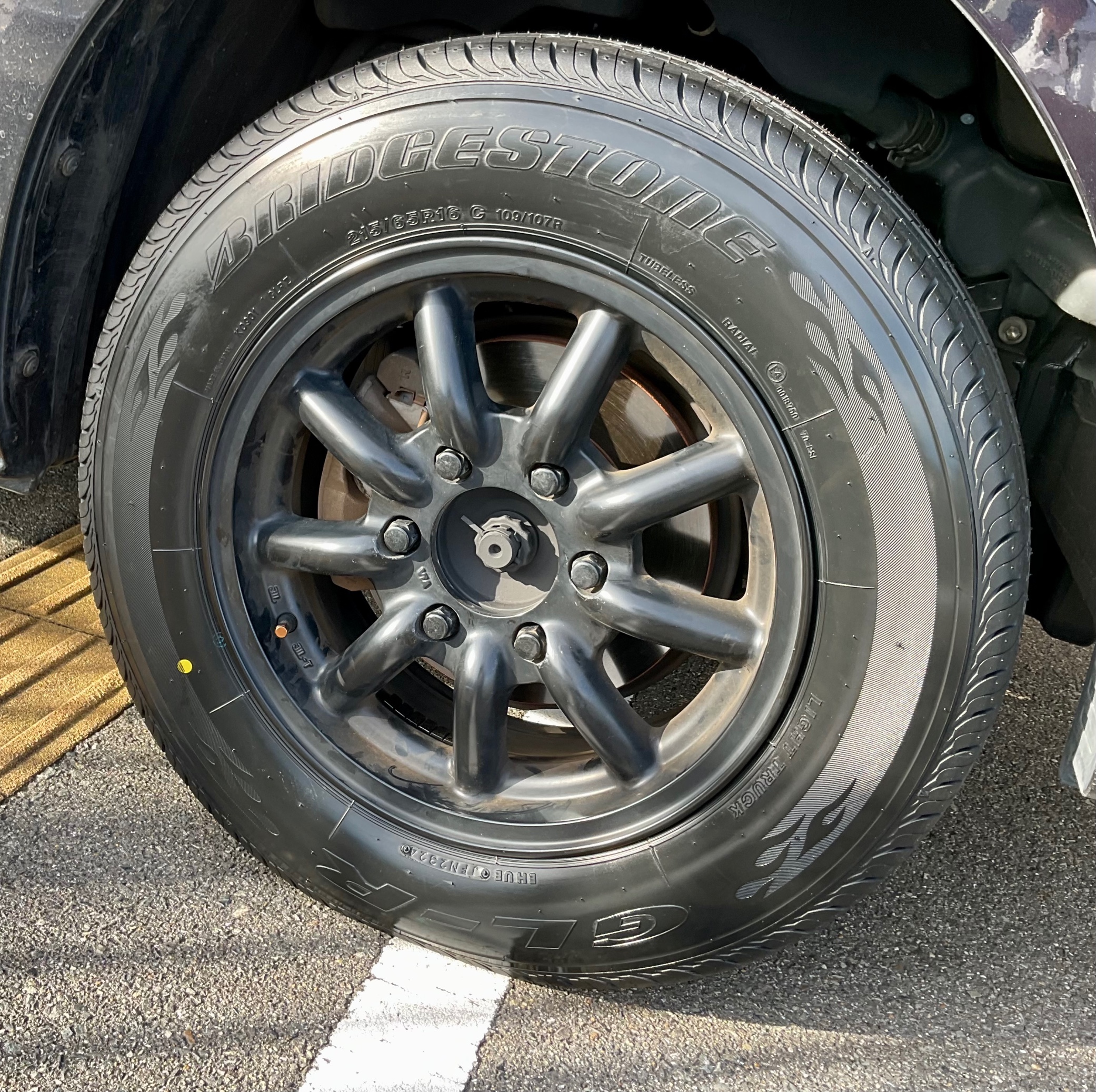 200系ハイエースBLACK ROAD7J×16PCD139.7 BRIDGESTONE GL-R 215/65R16 109/107R BRIDGESTONE（ブリヂストン） ハイエース専用 タイヤ＆特注カラー