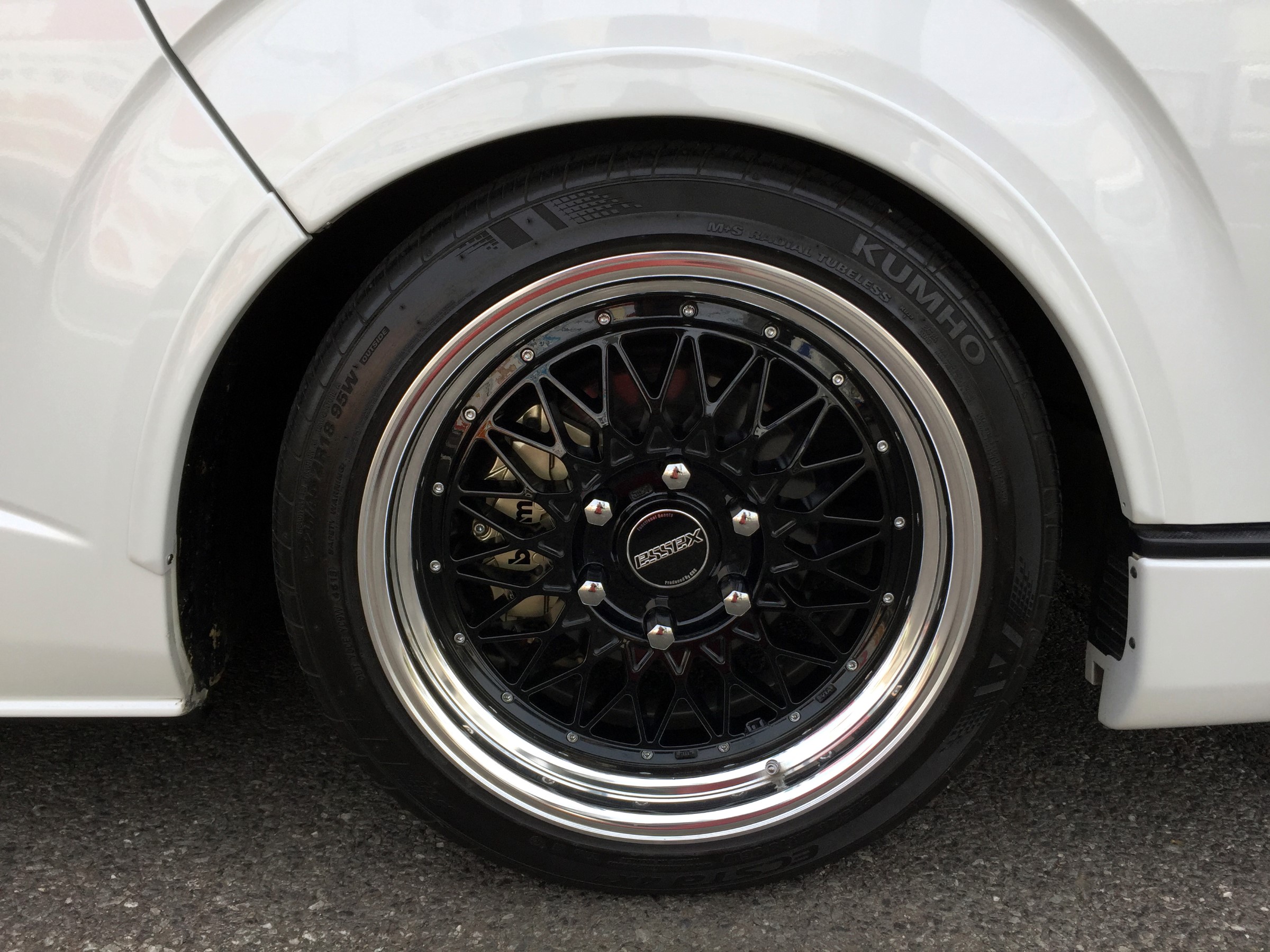 200系ハイエース】“攻め”のドレスアップの強い味方。リーガル