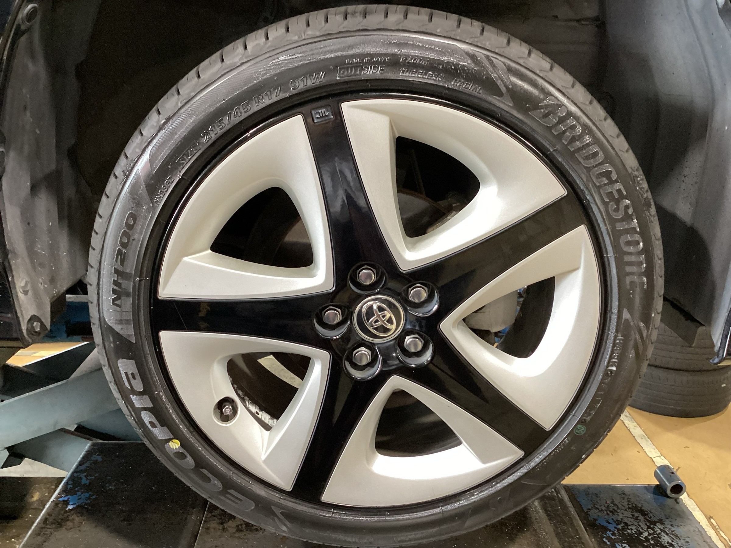 TOYOTA プリウス ECOPIA NH200 215/45R17 タイヤ交換！！！ | 店舗お
