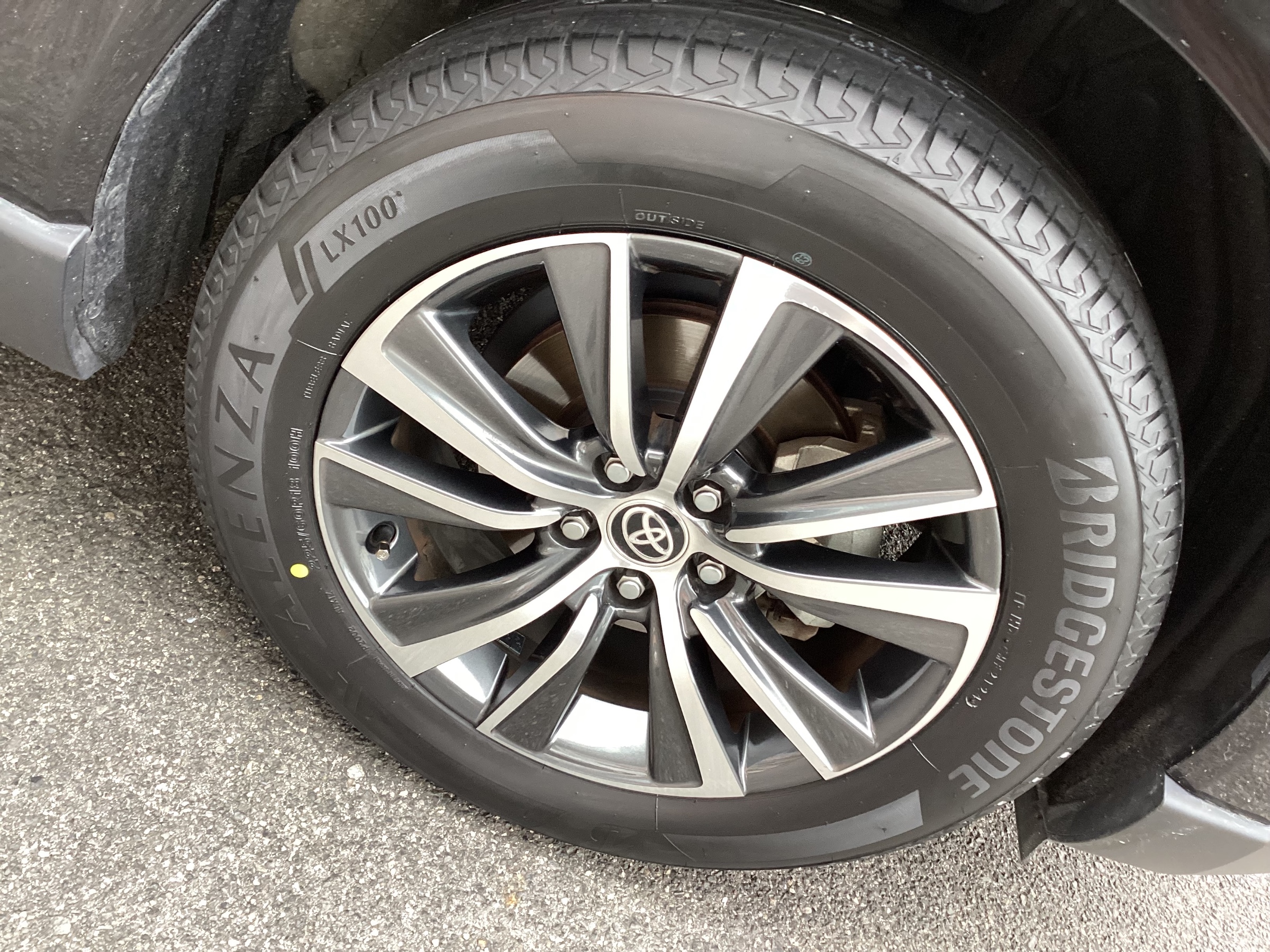 トヨタ・ハリアーHV 225/60R18 タイヤ交換を行いました! | 店舗 トヨタ・ハリアーHV 225/60R18 タイヤ交換を行いました! | 店舗