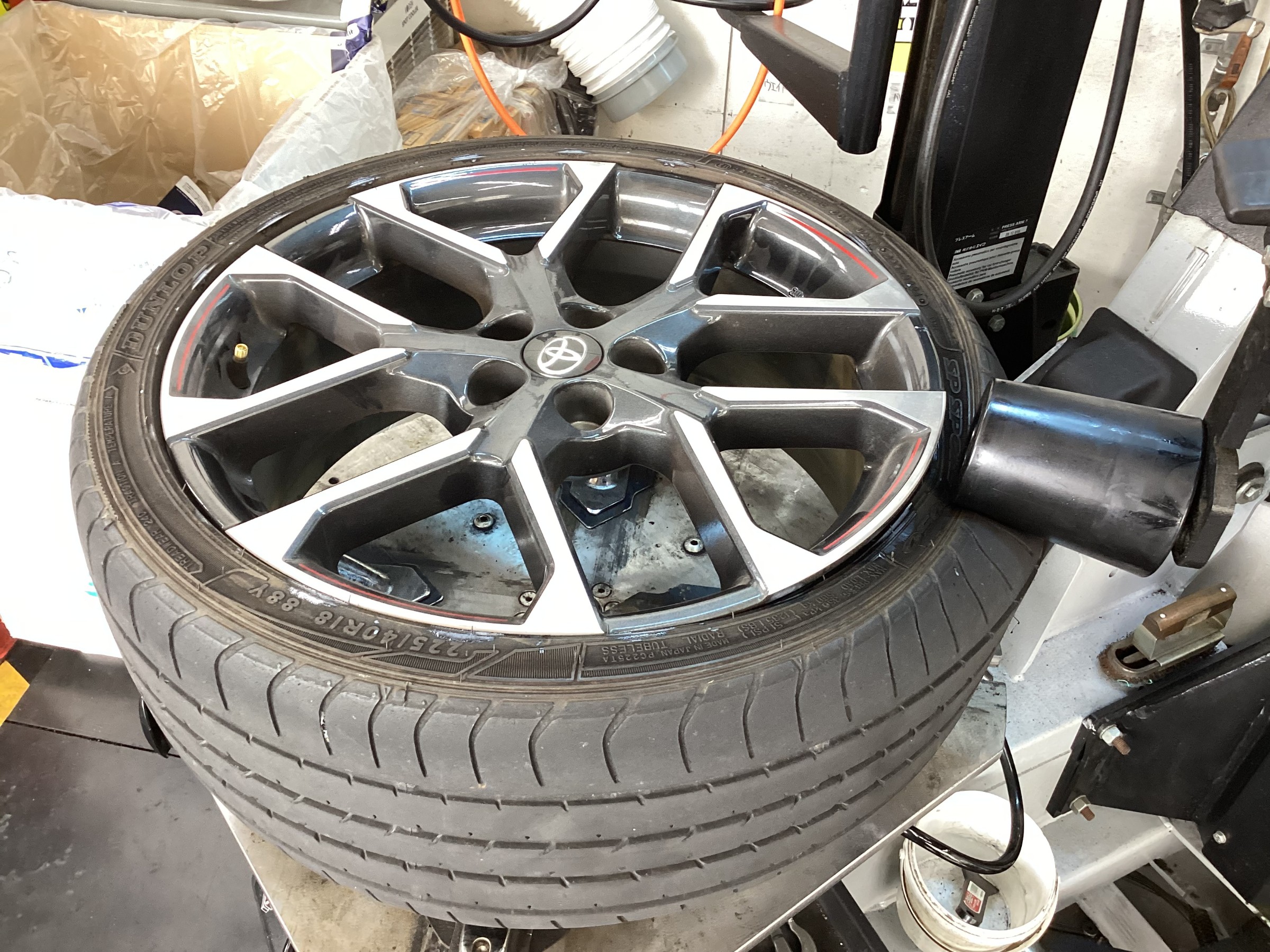 トヨタ プリウス 225/40R18 タイヤ交換 (^▽^)/ | 店舗おススメ