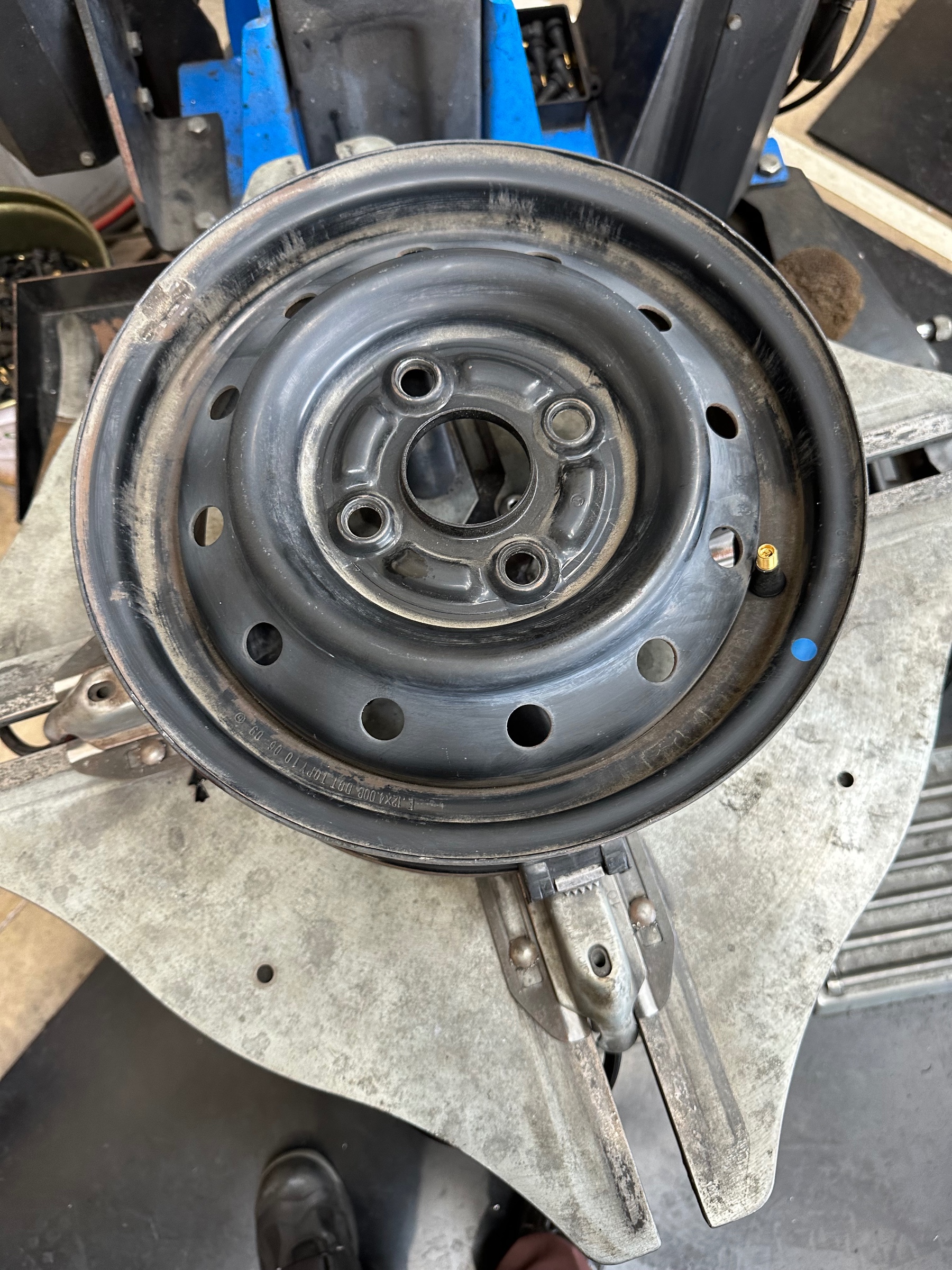 スズキアルト タイヤ4本交換 135/80R12 スニーカーSNK2 | 店舗お