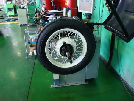 クラシックカーのホイールバランスです スタッフ日記 タイヤ館 柏 千葉県のタイヤ カー用品ショップ タイヤからはじまる トータルカーメンテナンス タイヤ館グループ