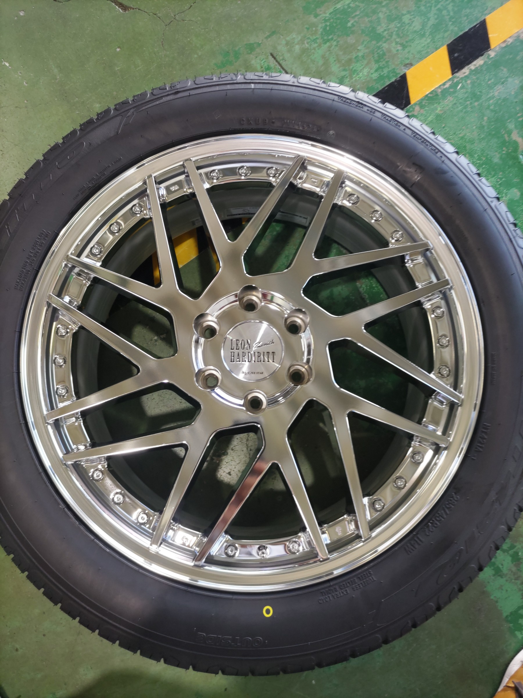 トヨタ新型ランドクルーザー ランクル250 22インチアルミ