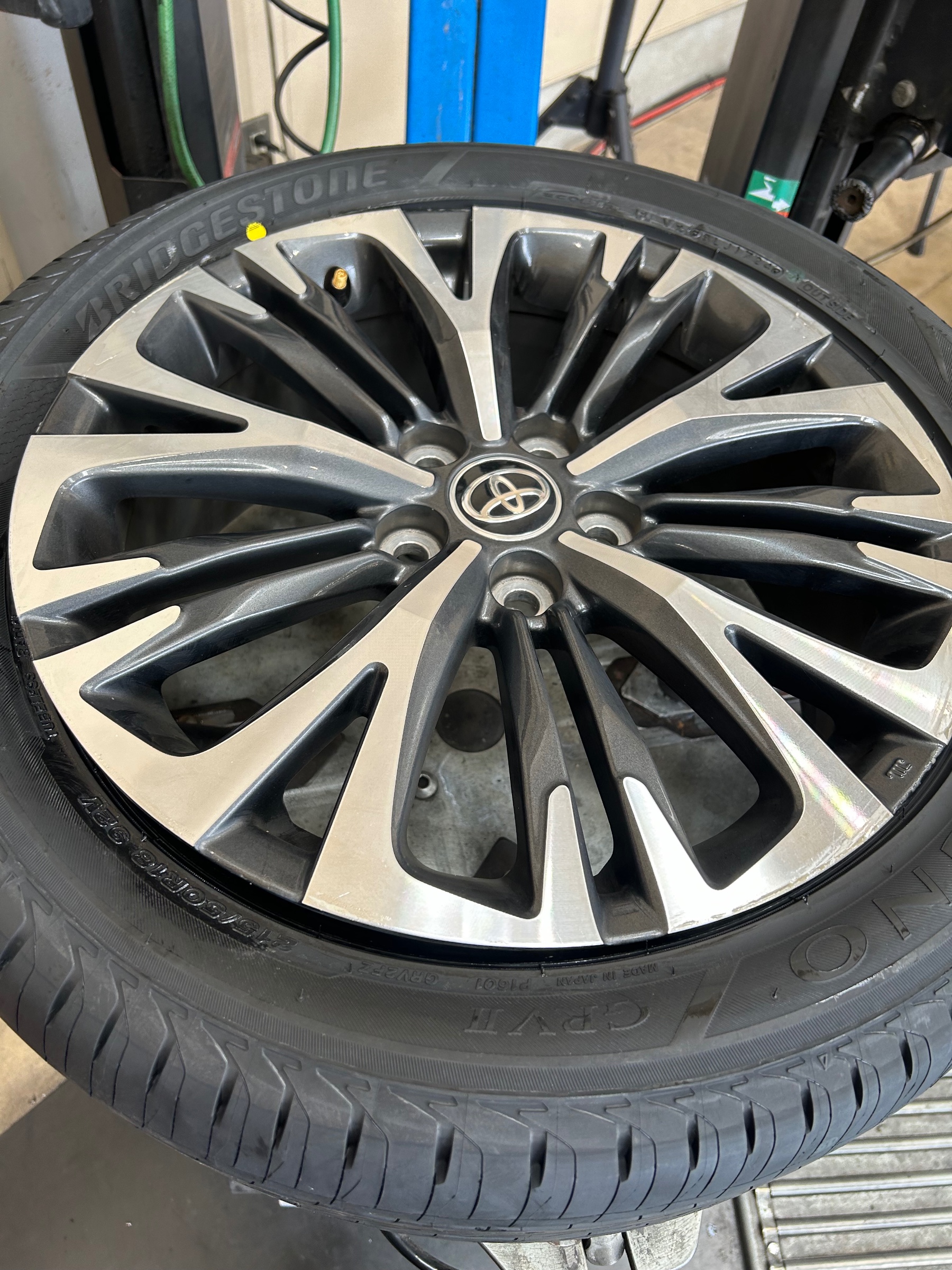 トヨタ・ヤリスクロス】タイヤ交換 REGNO GRVⅡ 215/50R18 | 店舗お