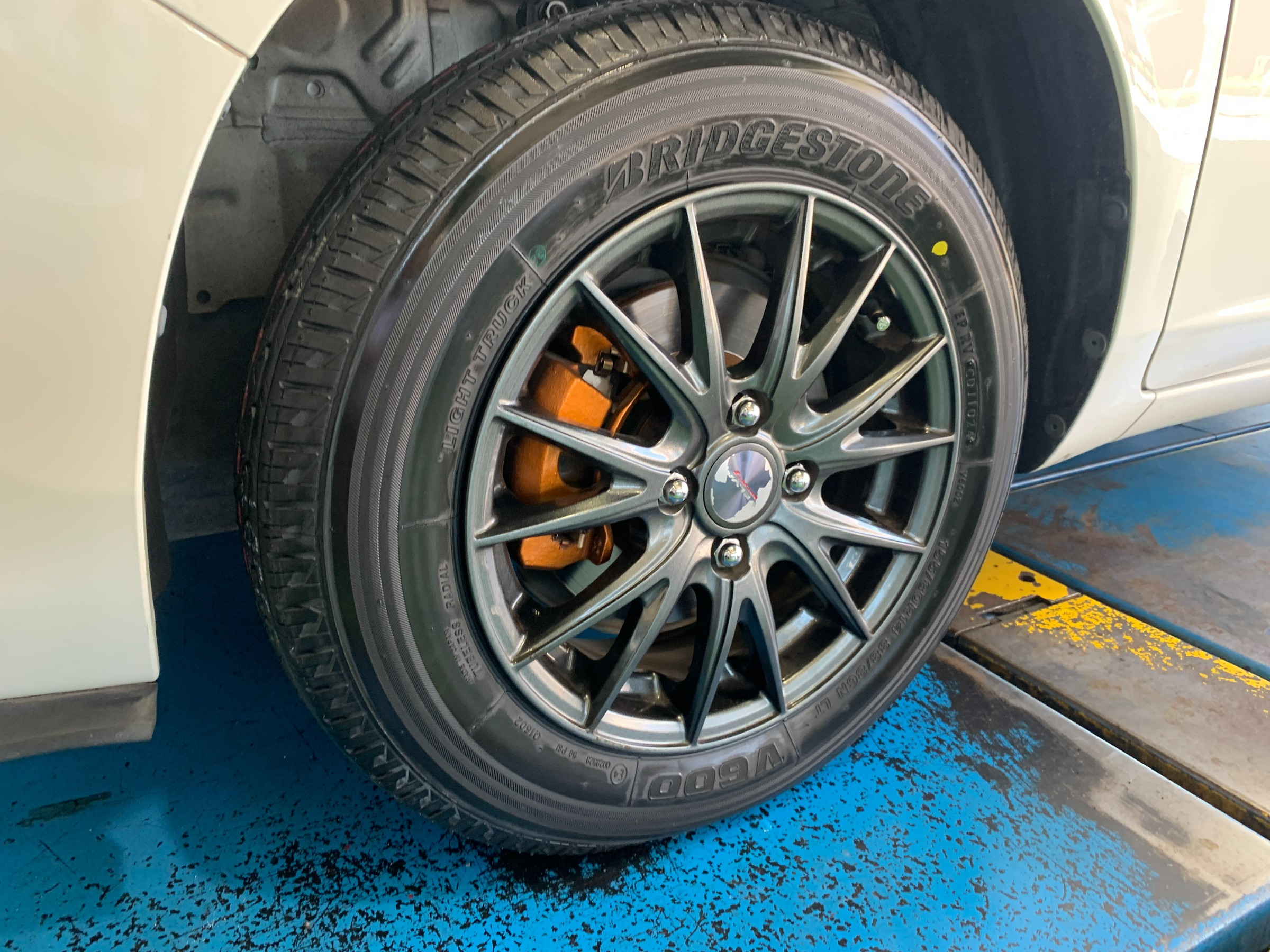 商用バン・小型トラック用スタンダードタイヤV600へ交換！【プロ