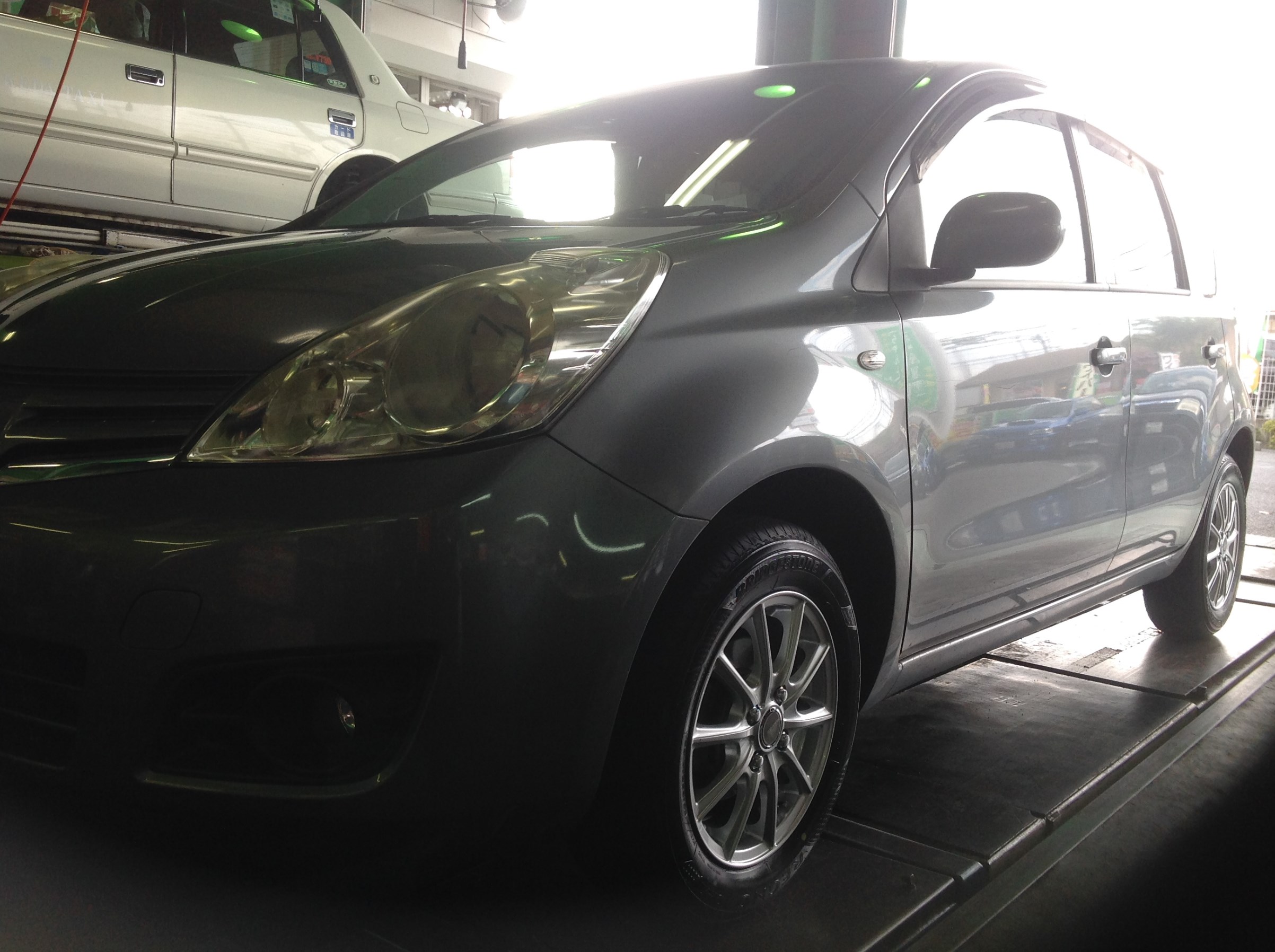 E11型ノート アルミセットでタイヤ交換 日産 ノート ホイール タイヤ ホイール関連 タイヤ ホイール交換 技術サービスブログ タイヤ館 鎌ヶ谷 千葉県のタイヤ カー用品ショップ タイヤからはじまる トータルカーメンテナンス タイヤ館グループ