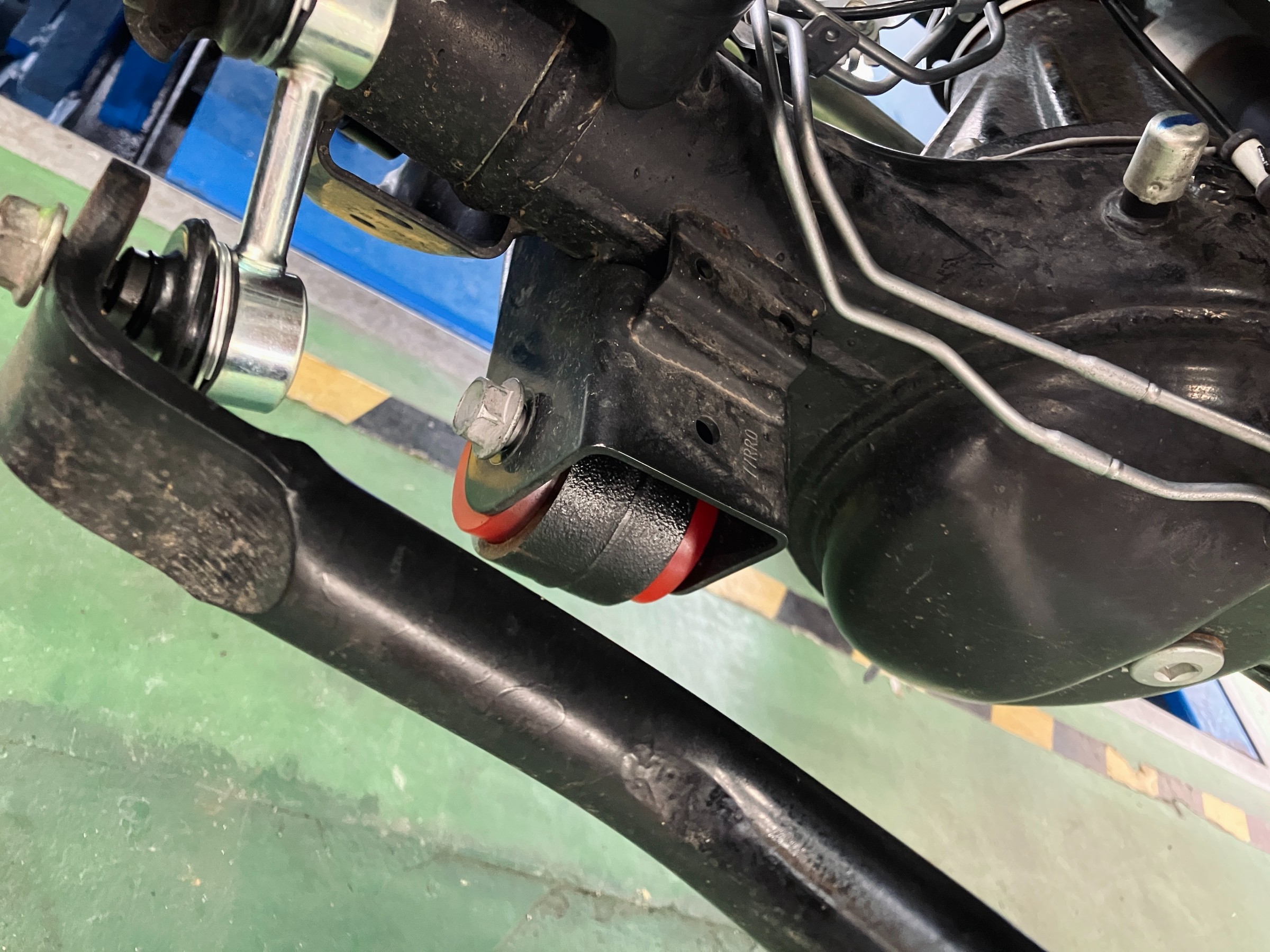 ShowaGarage XShockでJB64ジムニーをリフトアップ！PART1 | 店舗お