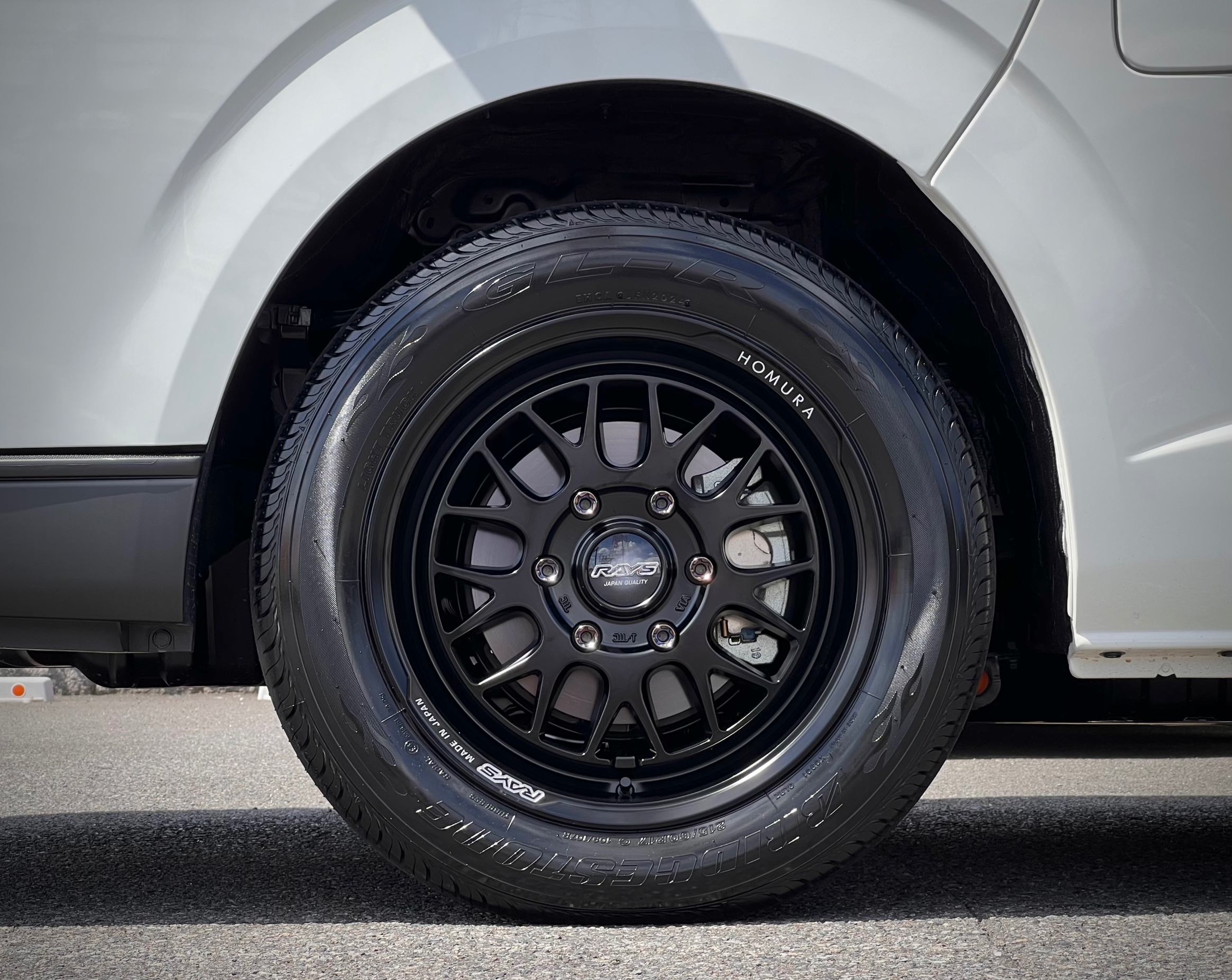 TOYOTA HIACE・RAYS HOMURA 2×9L-RA・GL-R 装着。 | 店舗おススメ情報