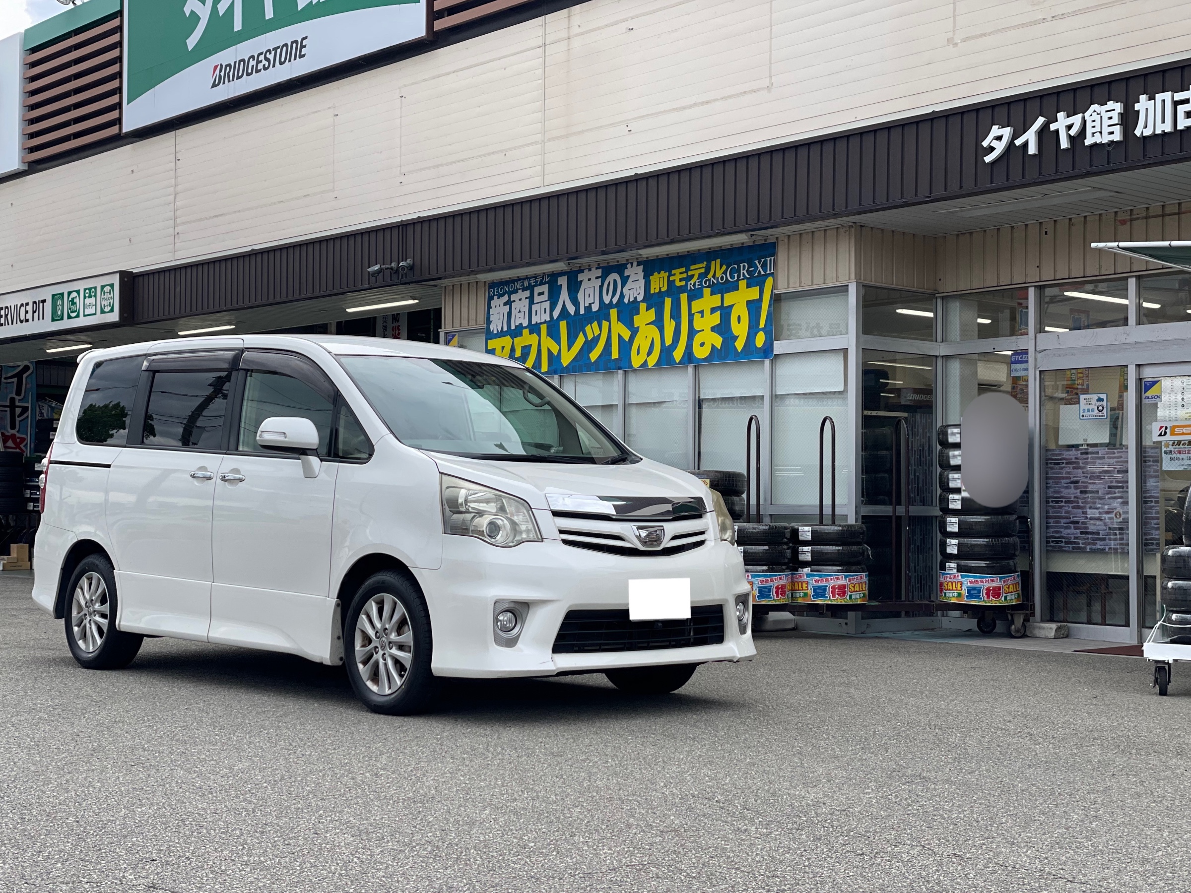 タイヤ館加古川 トヨタ ノア ZRR70W　タイヤ交換