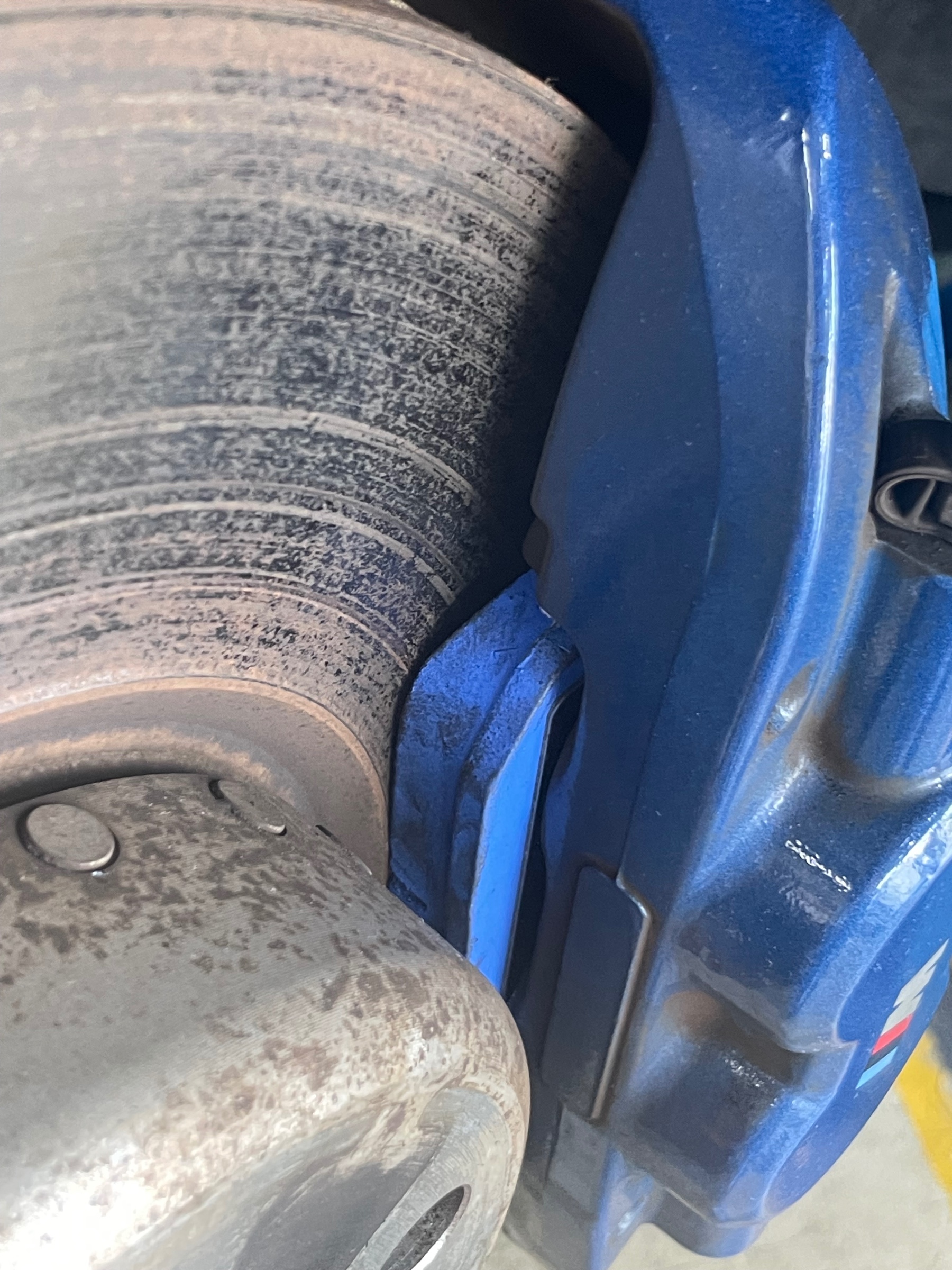 新品のブレーキパッド装着後の写真です