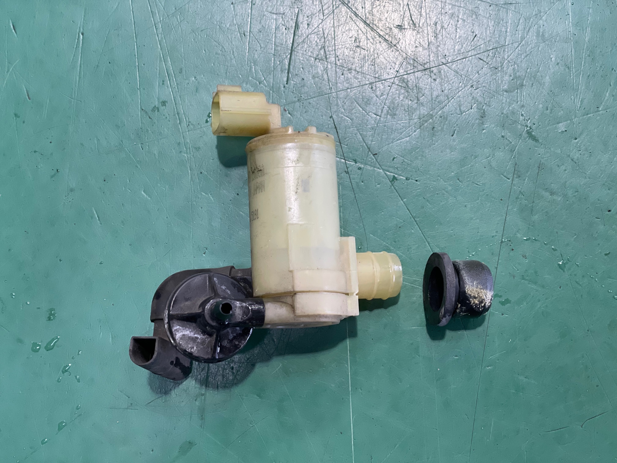 タイヤ館加古川 マツダ CX-3 DK5FW　ウォッシャーポンプ 交換前