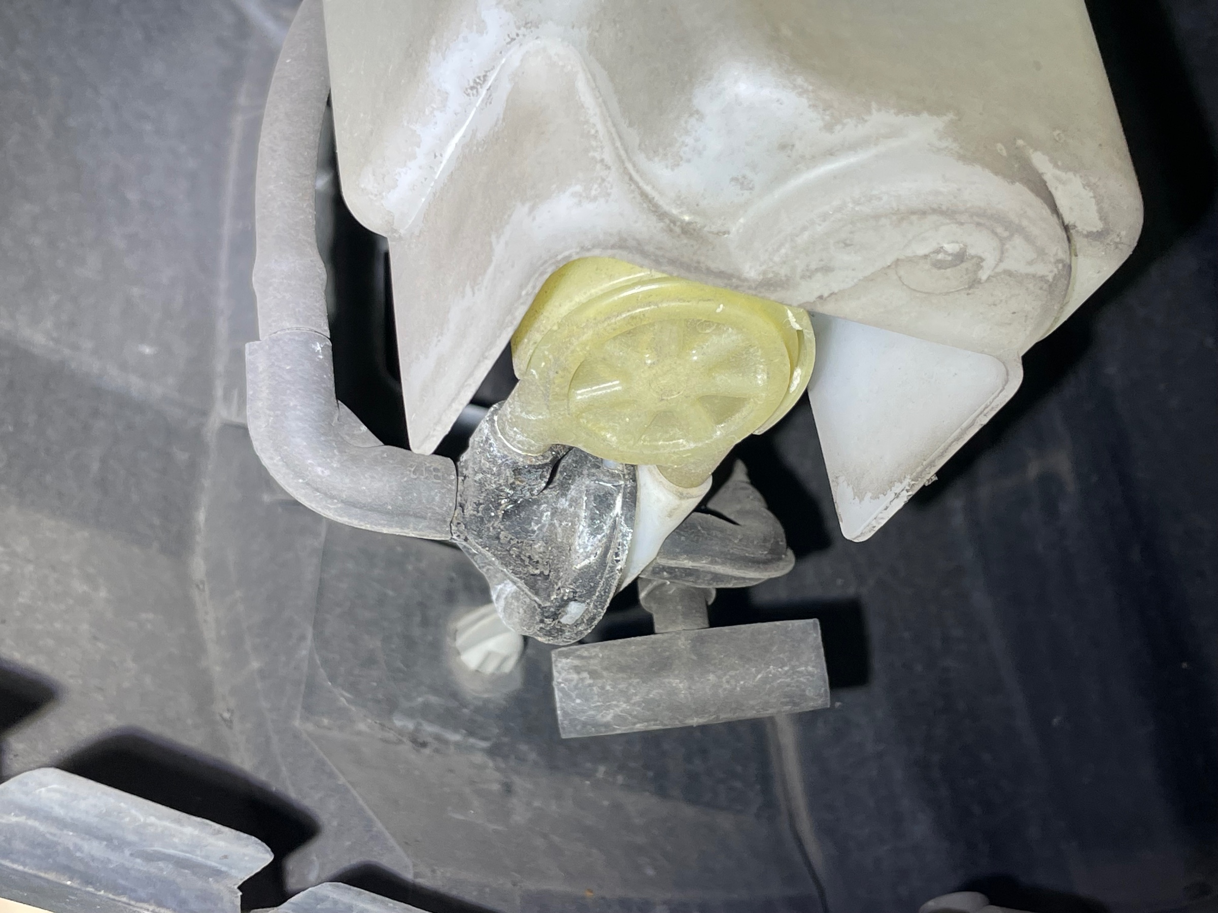 タイヤ館加古川 マツダ CX-3 DK5FW　ウォッシャーポンプ 交換前