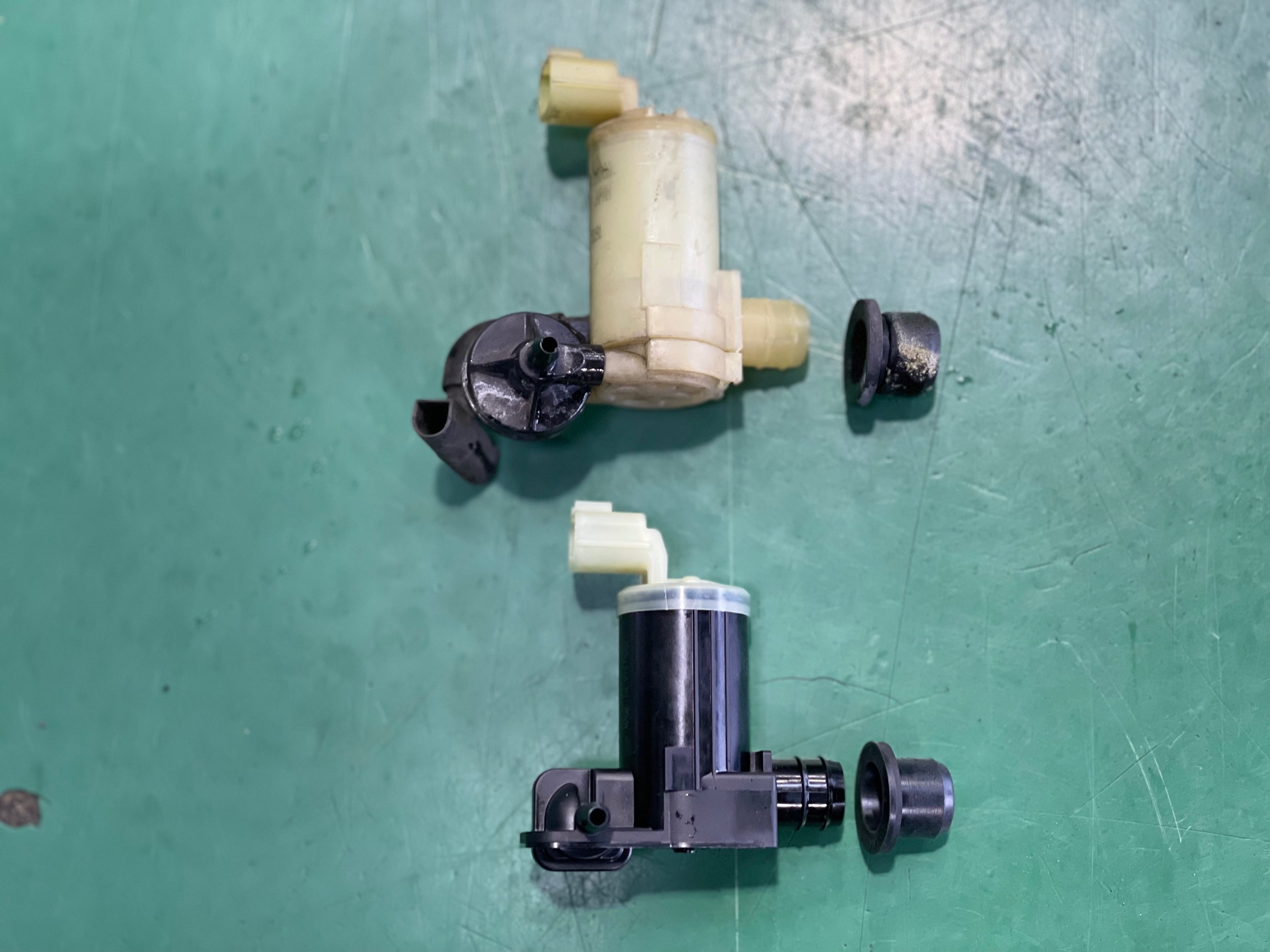 タイヤ館加古川 マツダ CX-3 DK5FW　ウォッシャーポンプ 比較