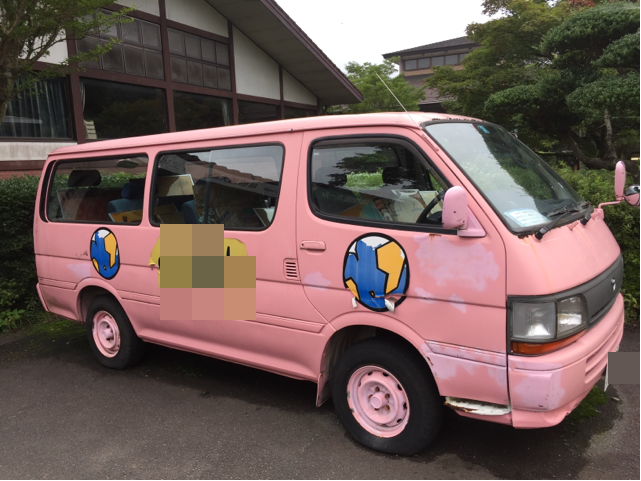 ピンクのワゴン車です