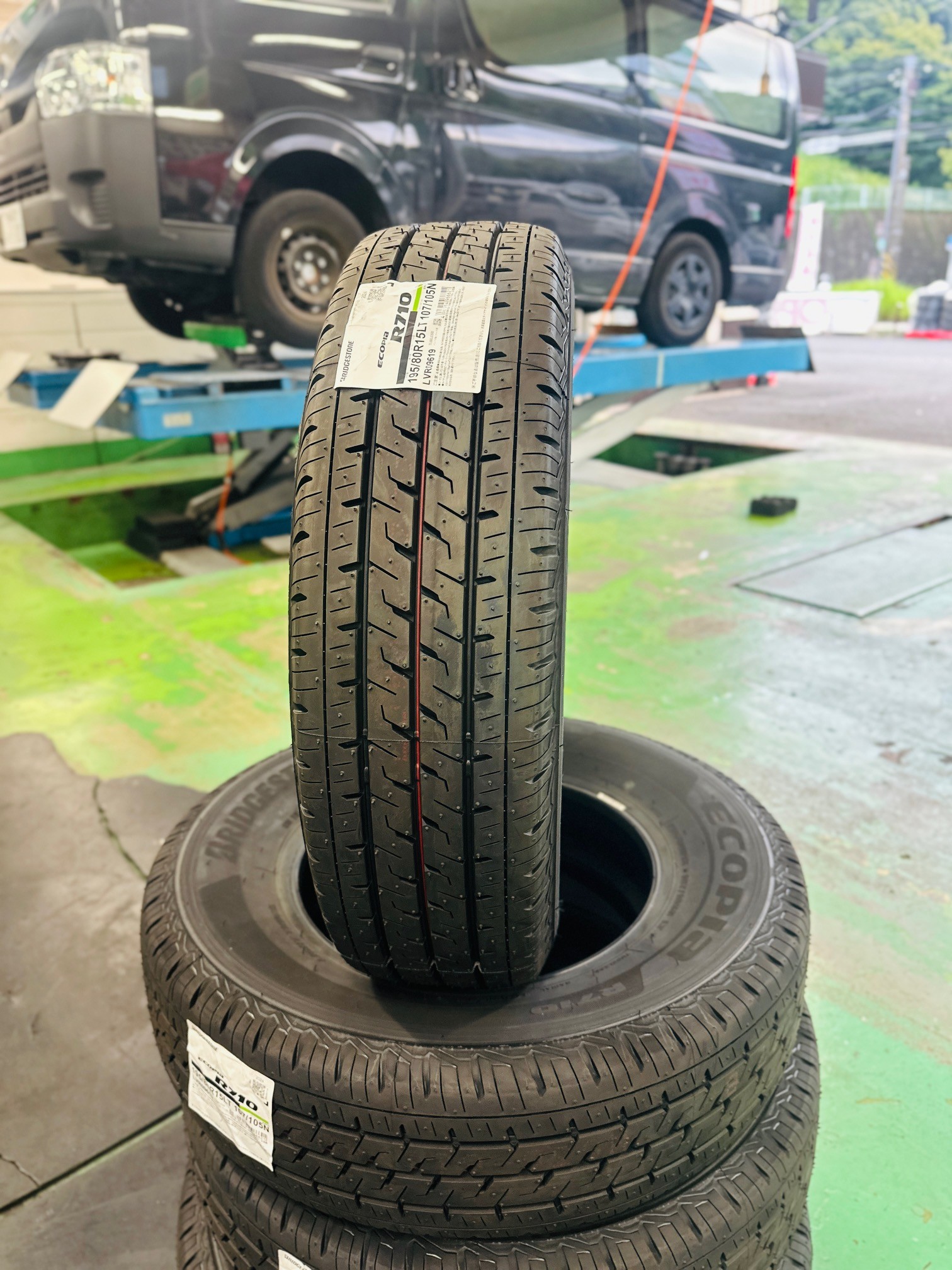 働く車をしっかりサポート！ ハイエース エコピアR710 4本交換 | 店舗