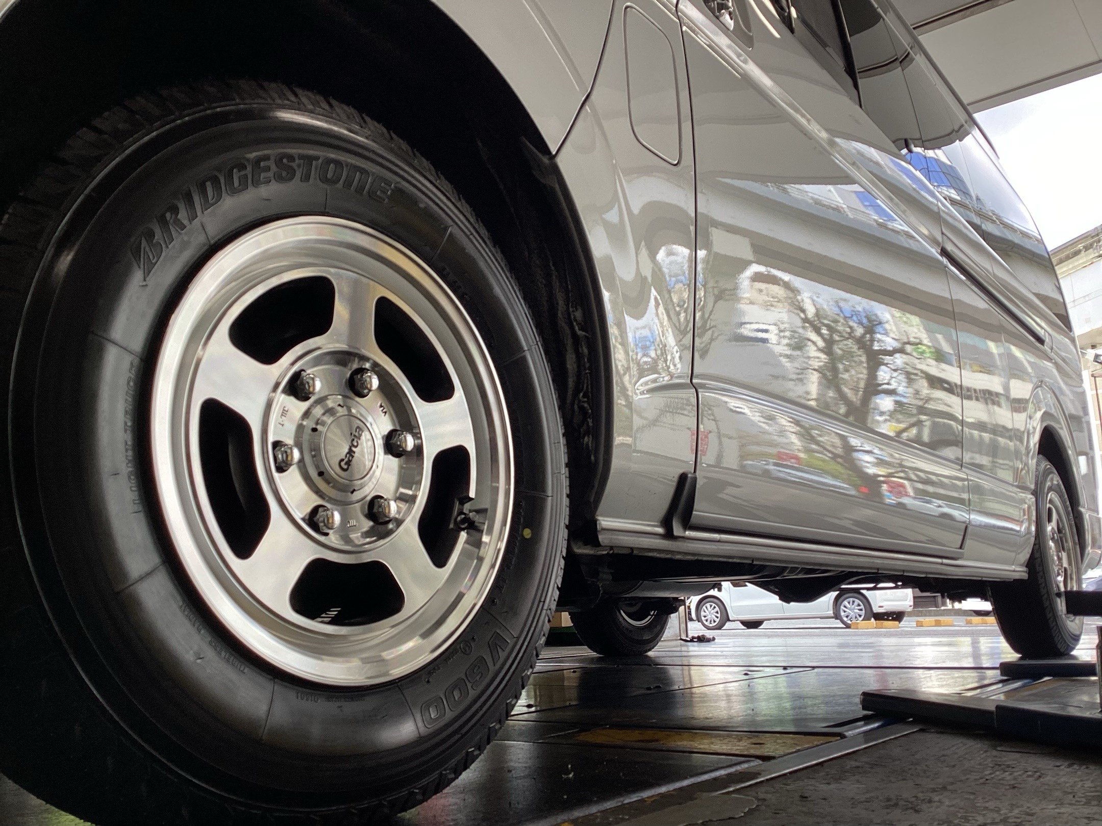 TOYOTA】ハイエース タイヤホイールセット取付！ | 店舗おススメ