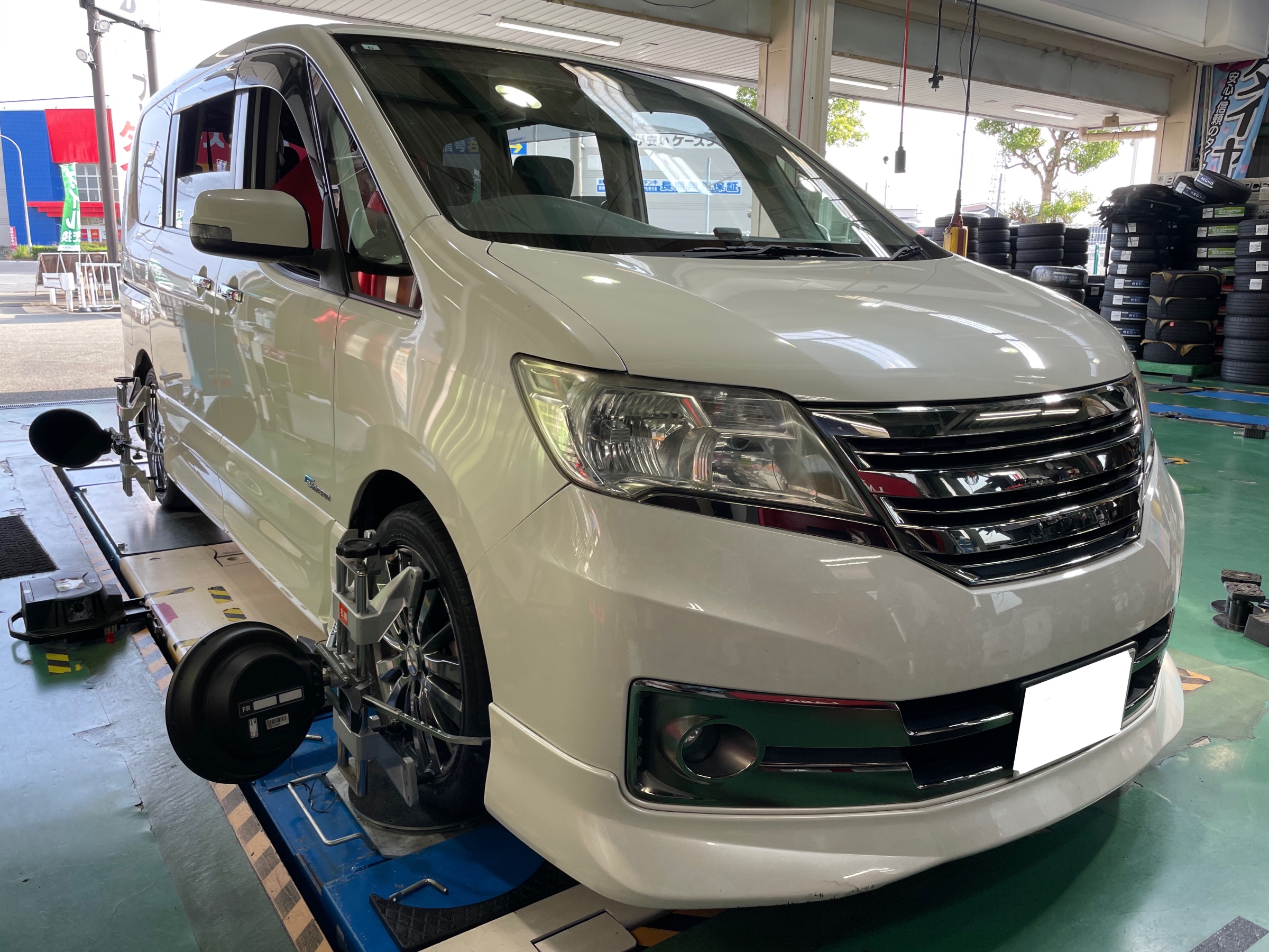 タイヤ館加古川 日産 セレナ HC26　アライメント調整