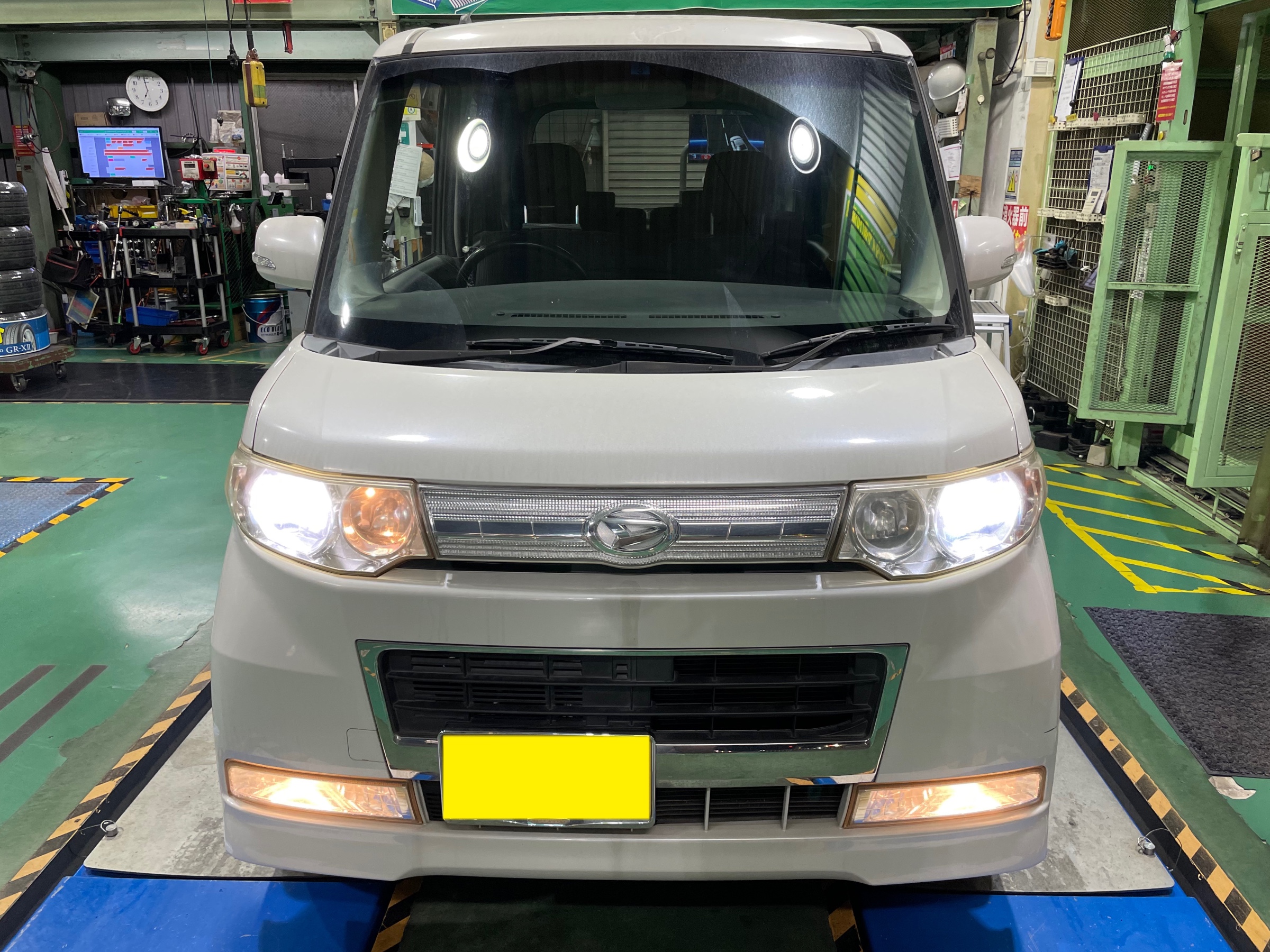 タイヤ館加古川 ダイハツ タントカスタム L375S　ポジションランプ交換（車幅灯）