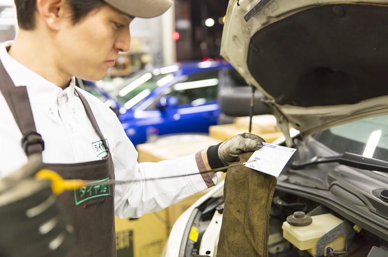 車のメンテナンスを行う男性整備士｜タイヤ館