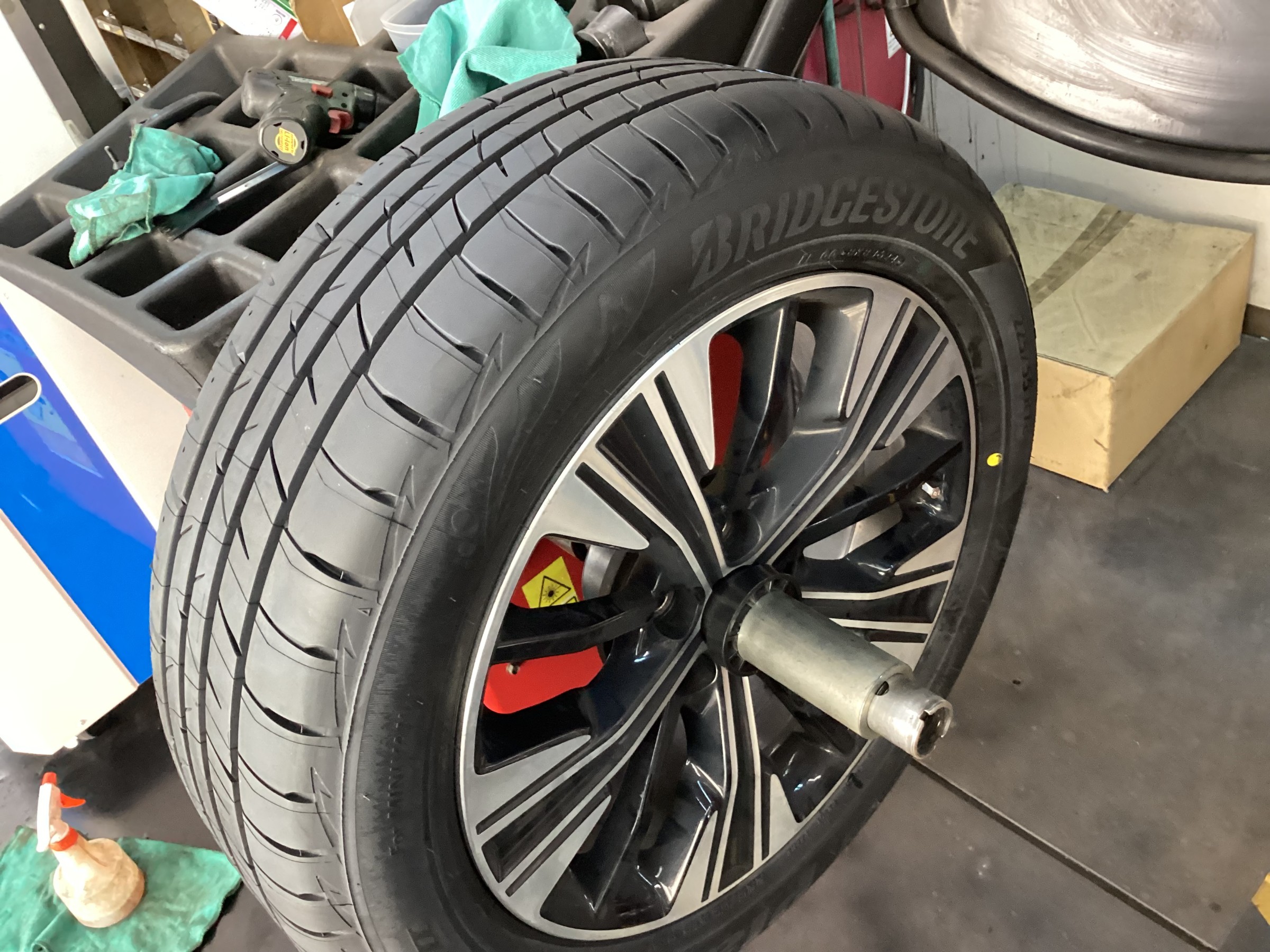 三菱 エクリプスクロス 225/55R18 タイヤ交換 (^^♪ | 店舗お