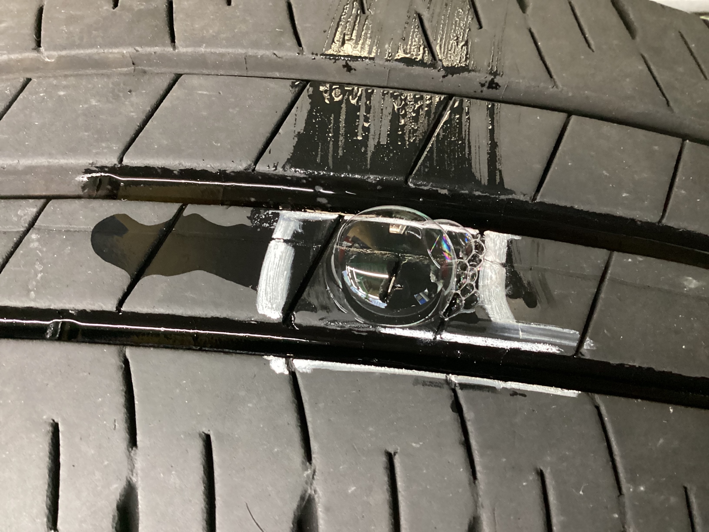 後部タイヤが、パンクしています。 タイヤのパンク原因 - タイヤの点検・整備 - タイヤを知る