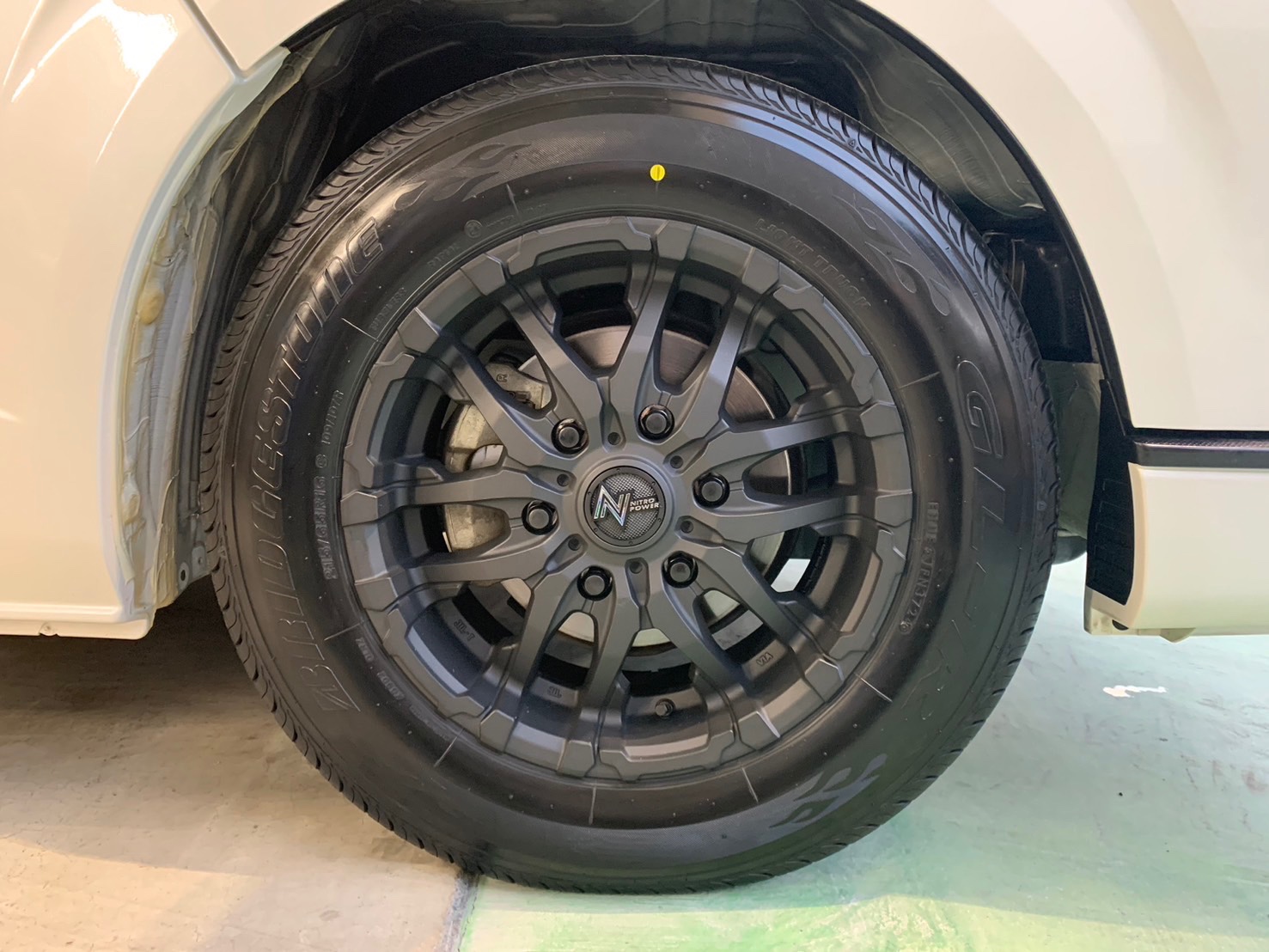 ハイエース タイヤホイール交換と一緒にクリスタルキーパー施工