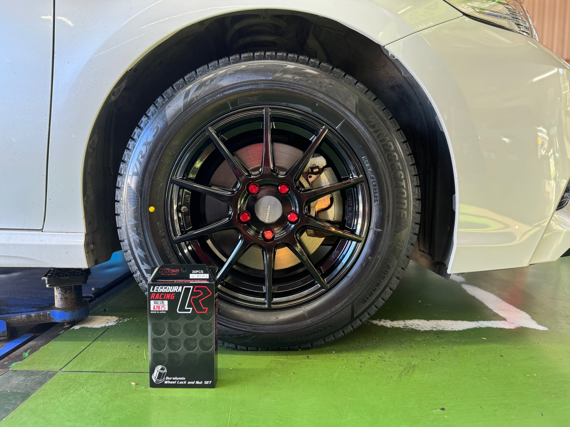 トヨタ・カムリ・AXVH70】 スタッドレスホイールセット取り付け | 店舗