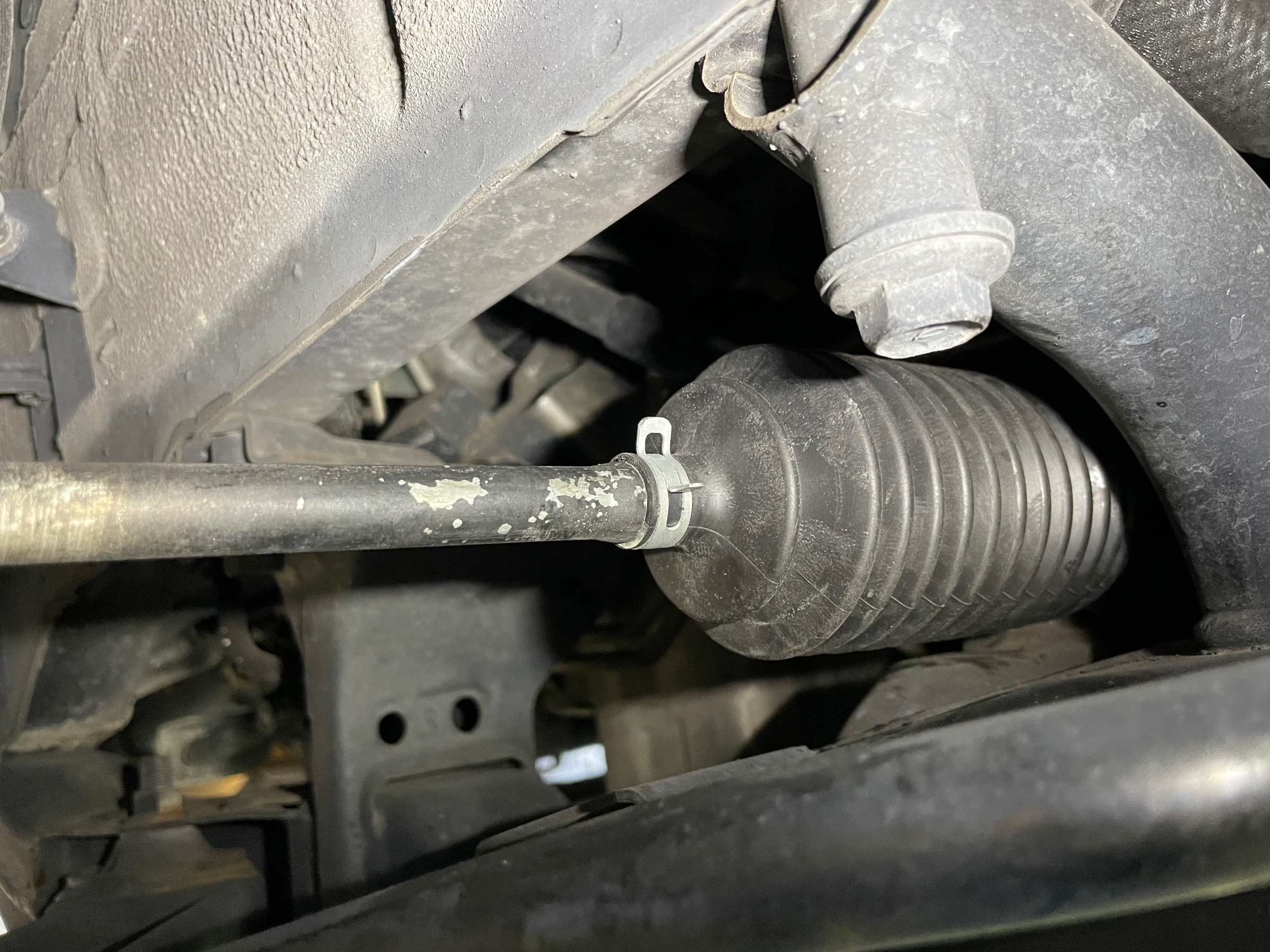 タイヤ館加古川 トヨタ ラッシュ J200E　ステアリングラックブーツ交換