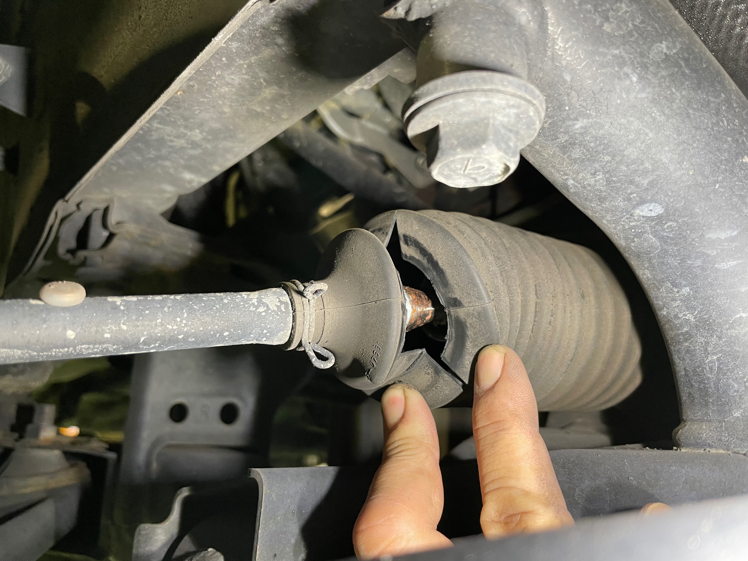 タイヤ館加古川 トヨタ ラッシュ J200E　ステアリングラックブーツ交換