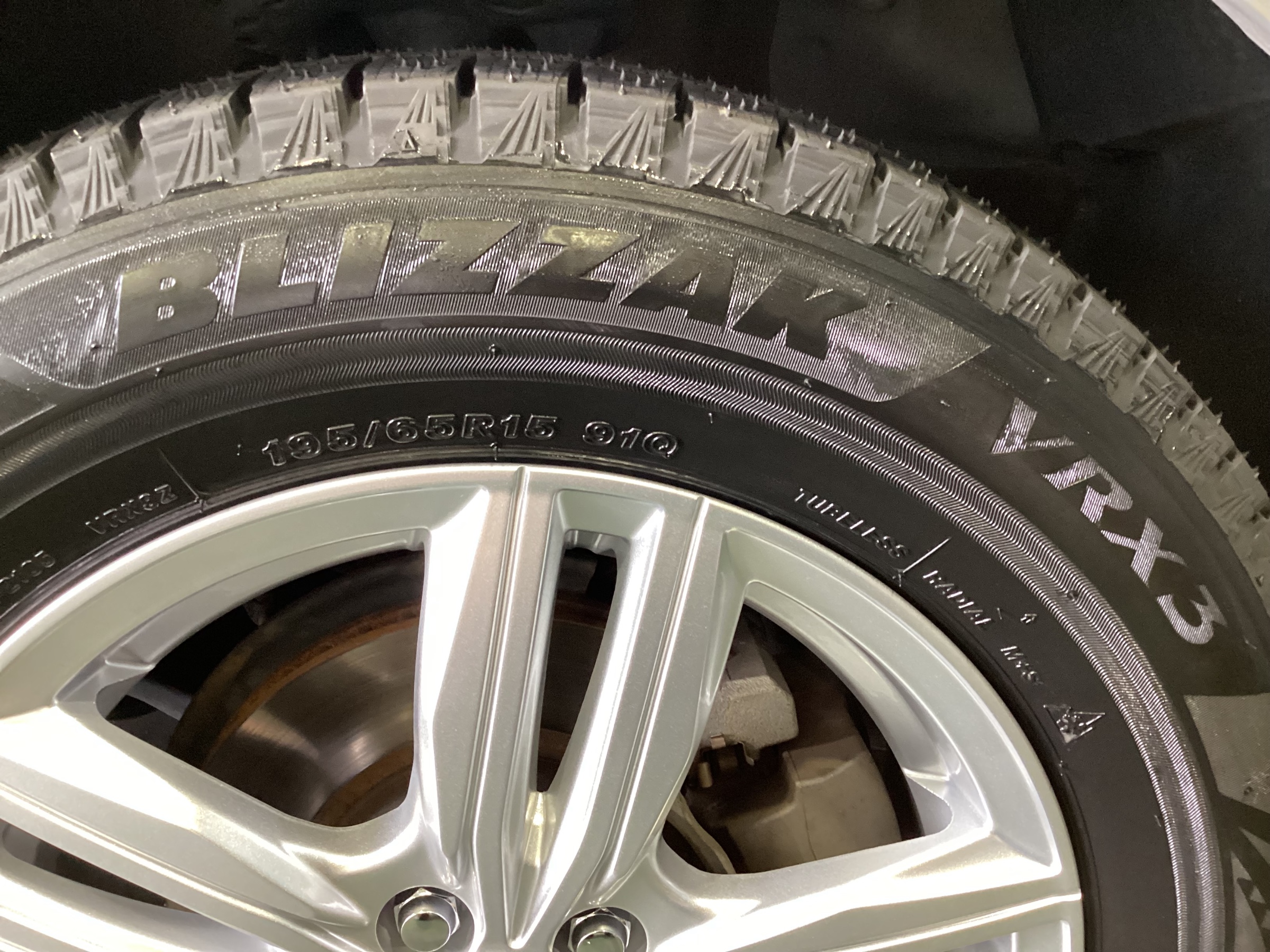 作業事例】「トヨタ・プリウス」スタッドレスタイヤホイールセット装着