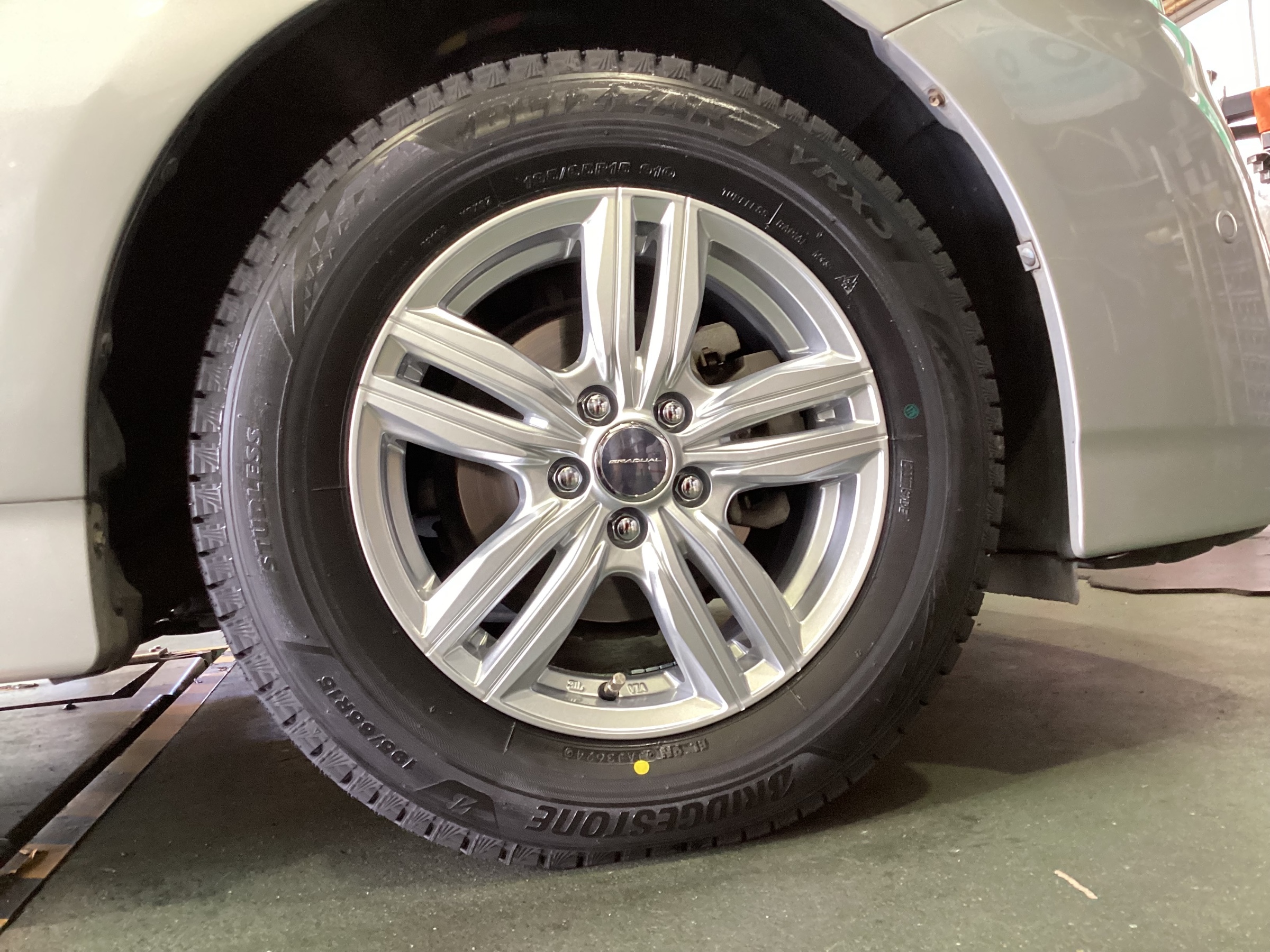 作業事例】「トヨタ・プリウス」スタッドレスタイヤホイール