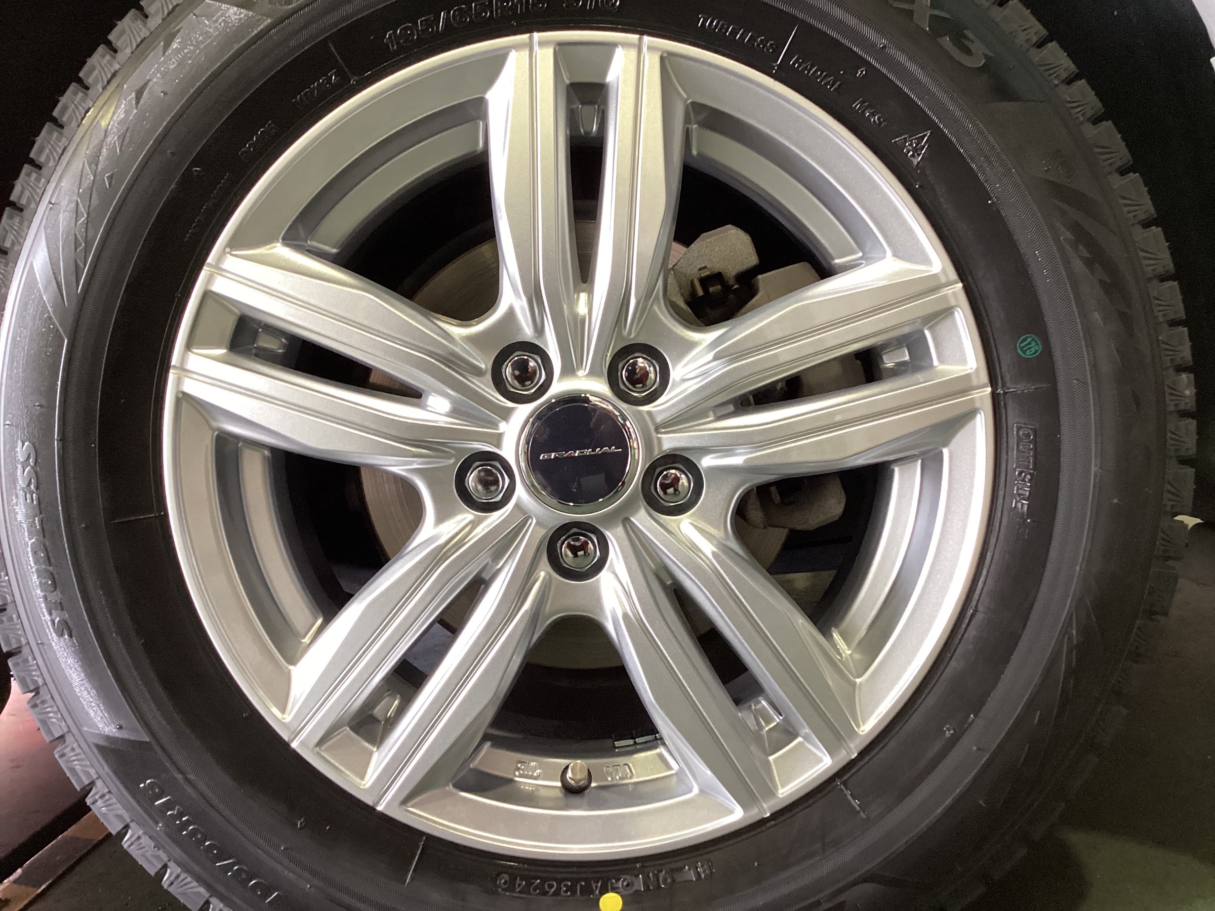 作業事例】「トヨタ・プリウス」スタッドレスタイヤホイールセット装着