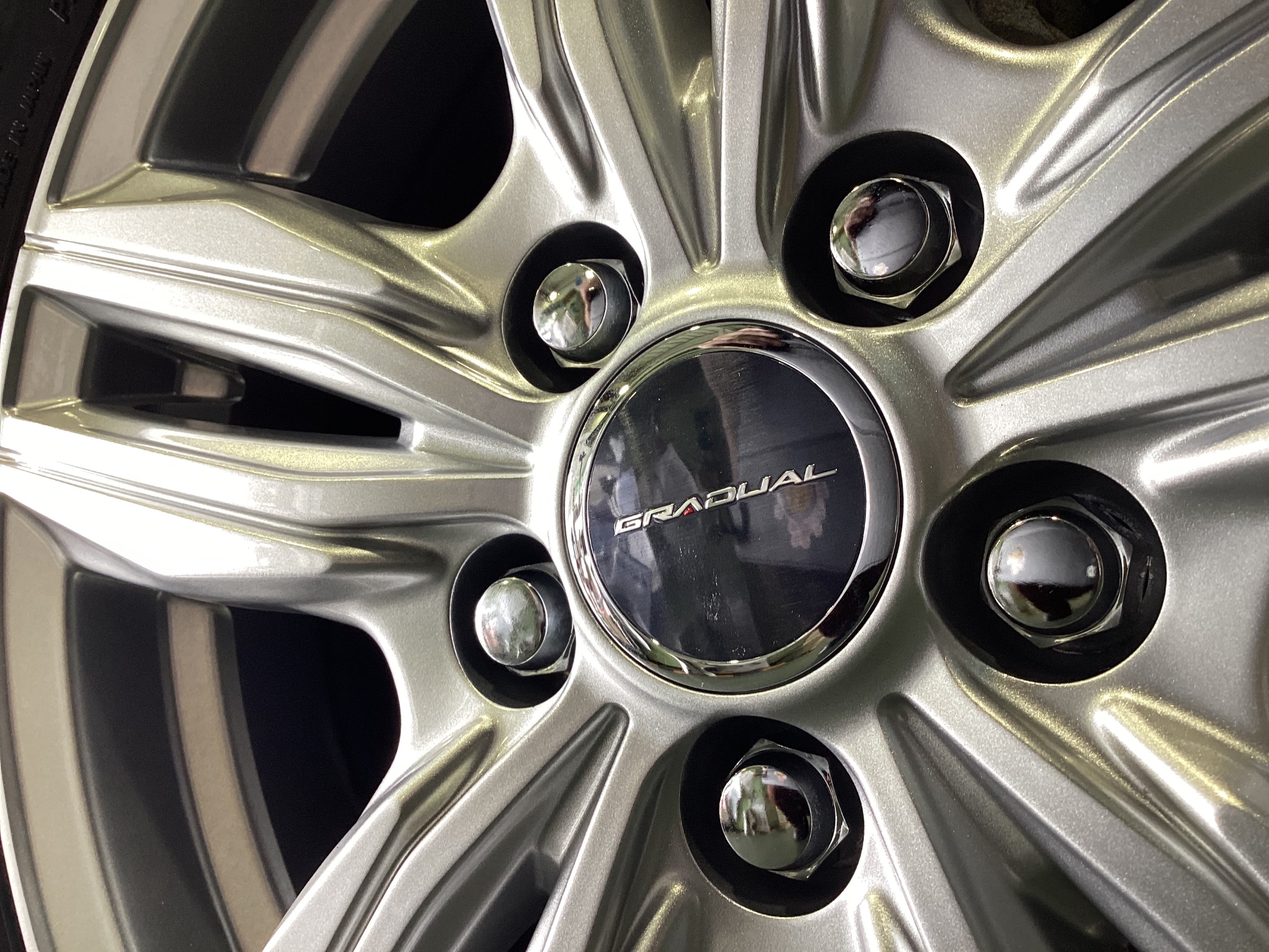 作業事例】「トヨタ・プリウス」スタッドレスタイヤホイールセット装着